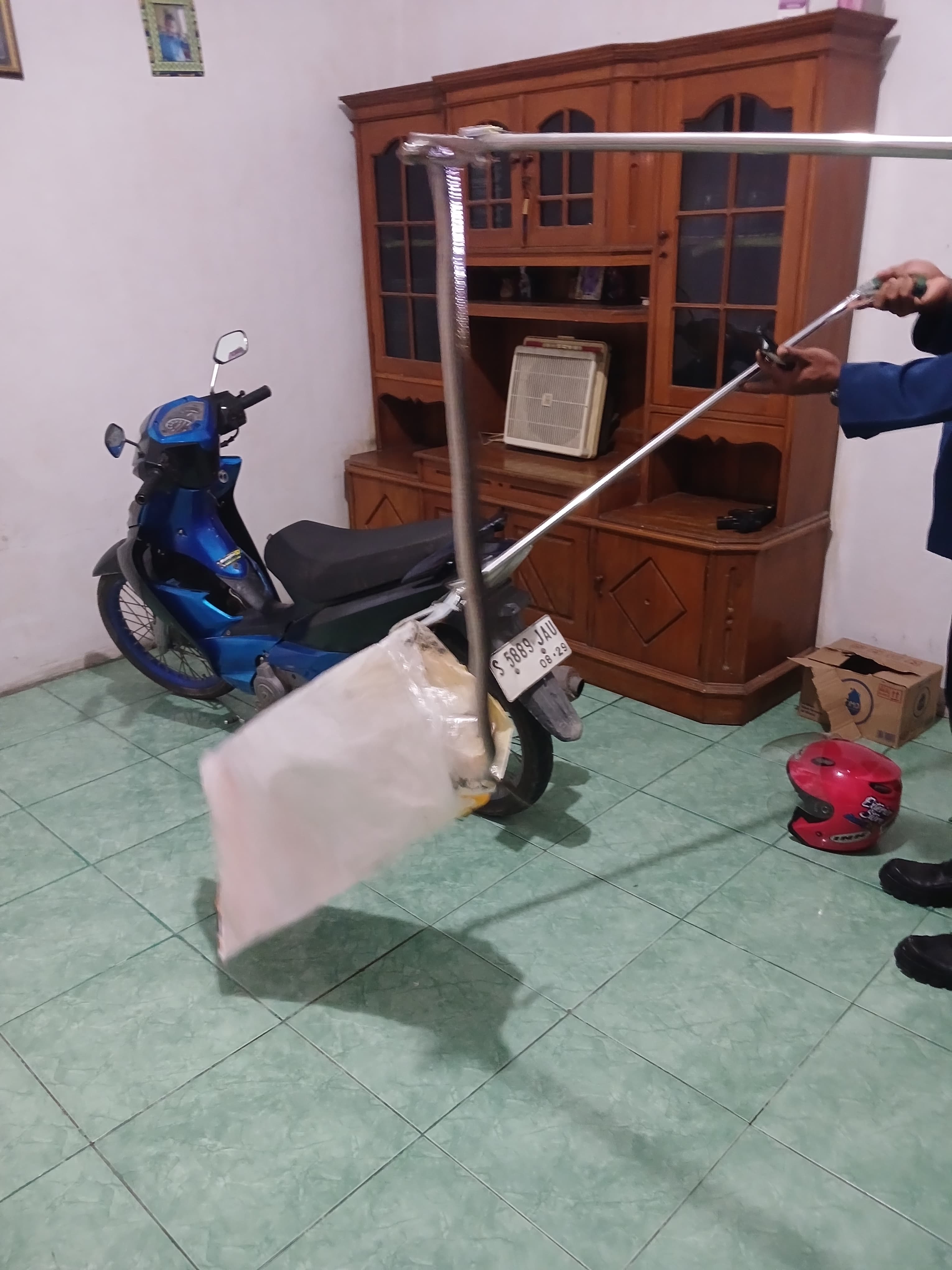 Damkar Bojonegoro Evakuasi Ular Cobra dari Rumah Warga di Kepohbaru