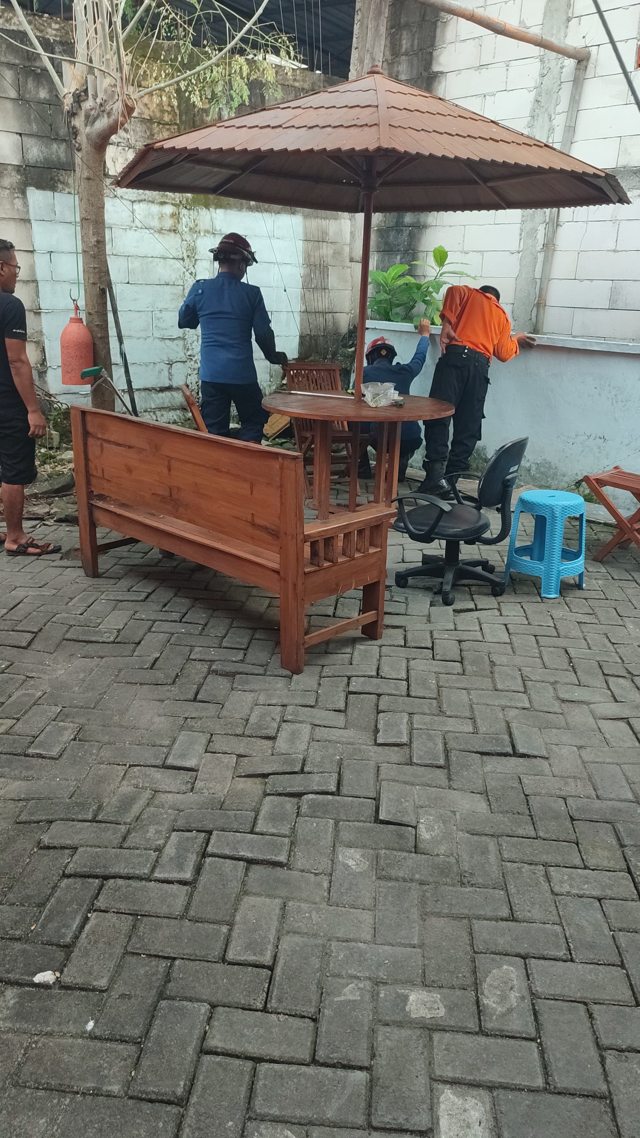 Damkar Bojonegoro Evakuasi Ular Python di Kantor BPBD