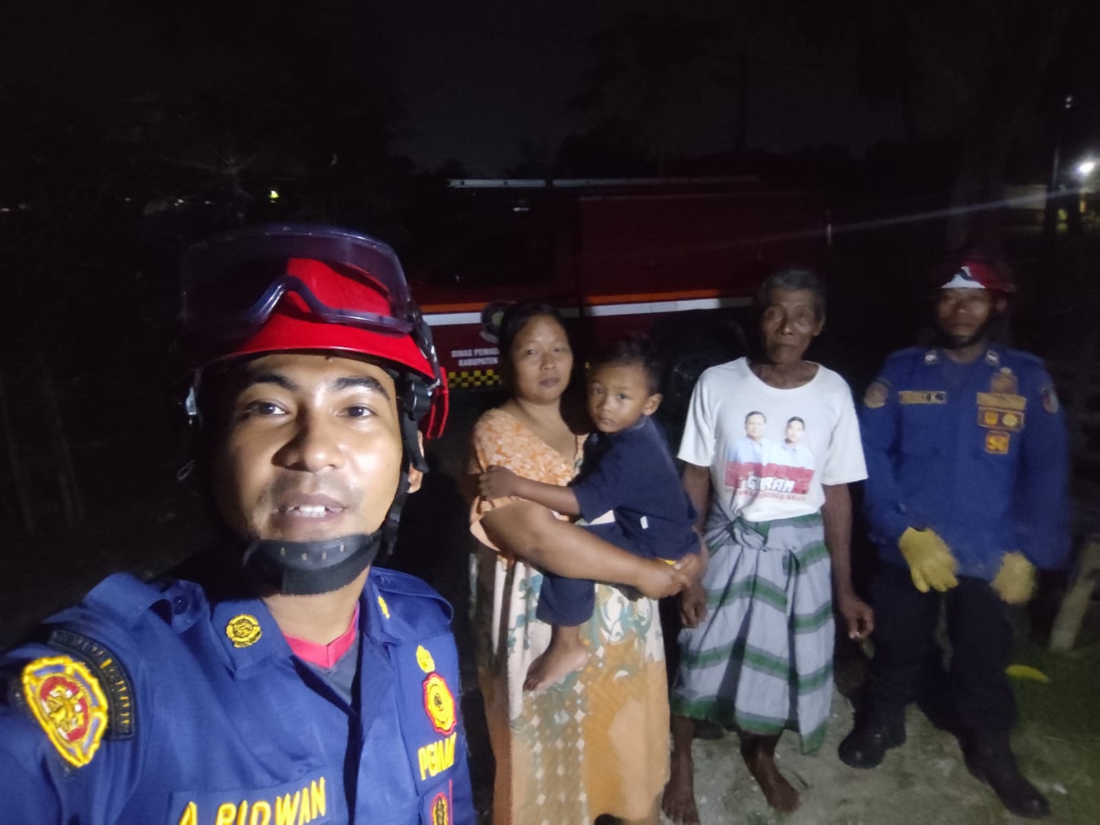 Damkar Bojonegoro Evakuasi Ular Welang dari Rumah Warga di Sidobandung