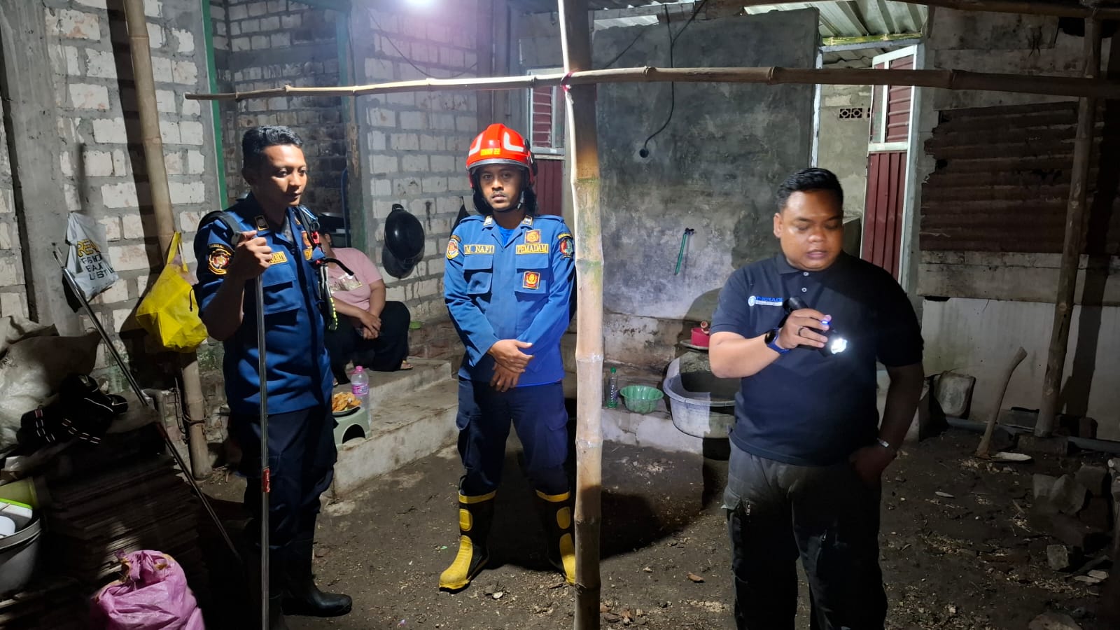 Damkar Bojonegoro Evakuasi Ular Welang di Permukiman Desa Balen