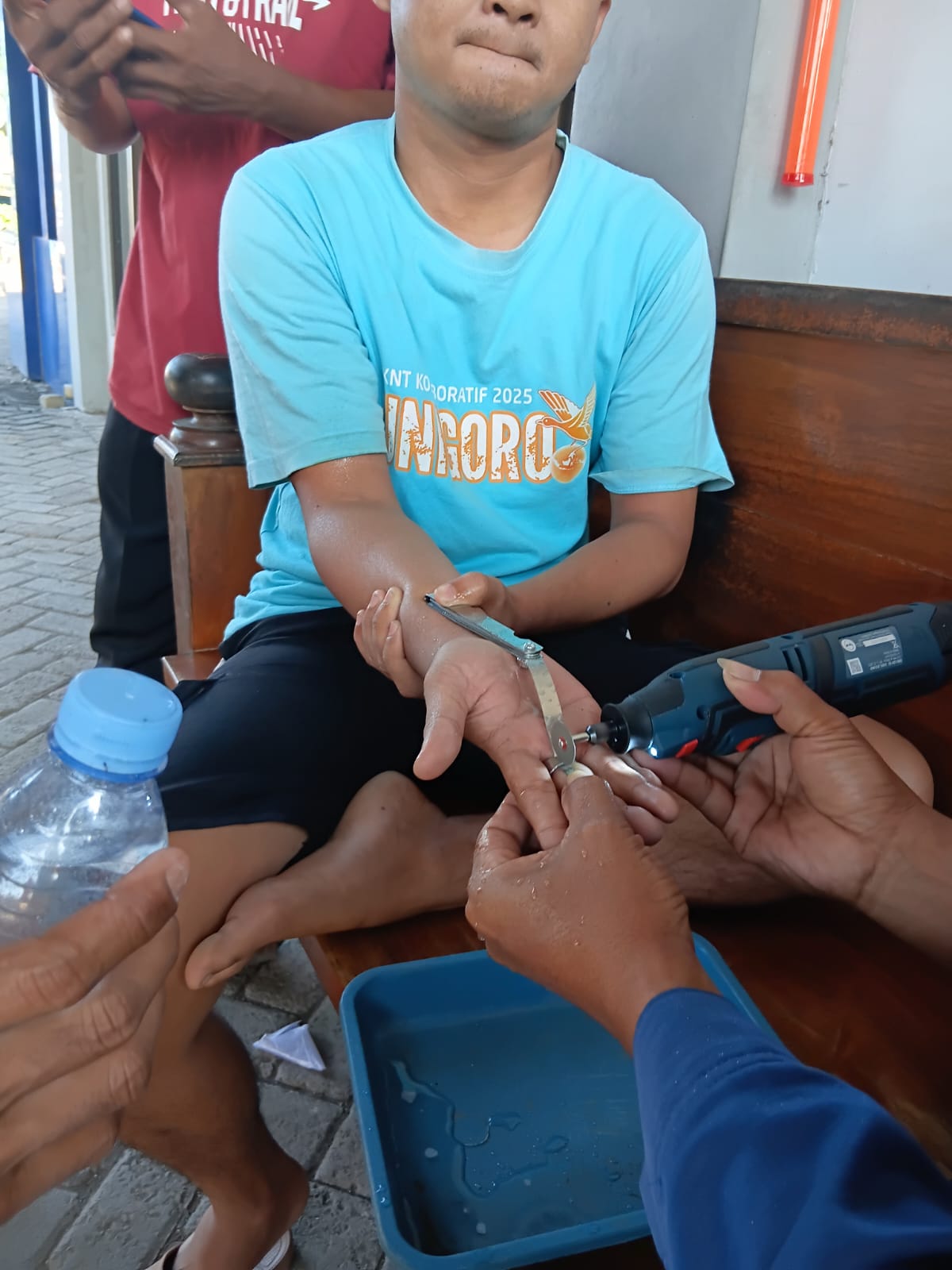Damkar Bojonegoro Berhasil Lepaskan Cincin dari Jari Warga di Pos Temayang