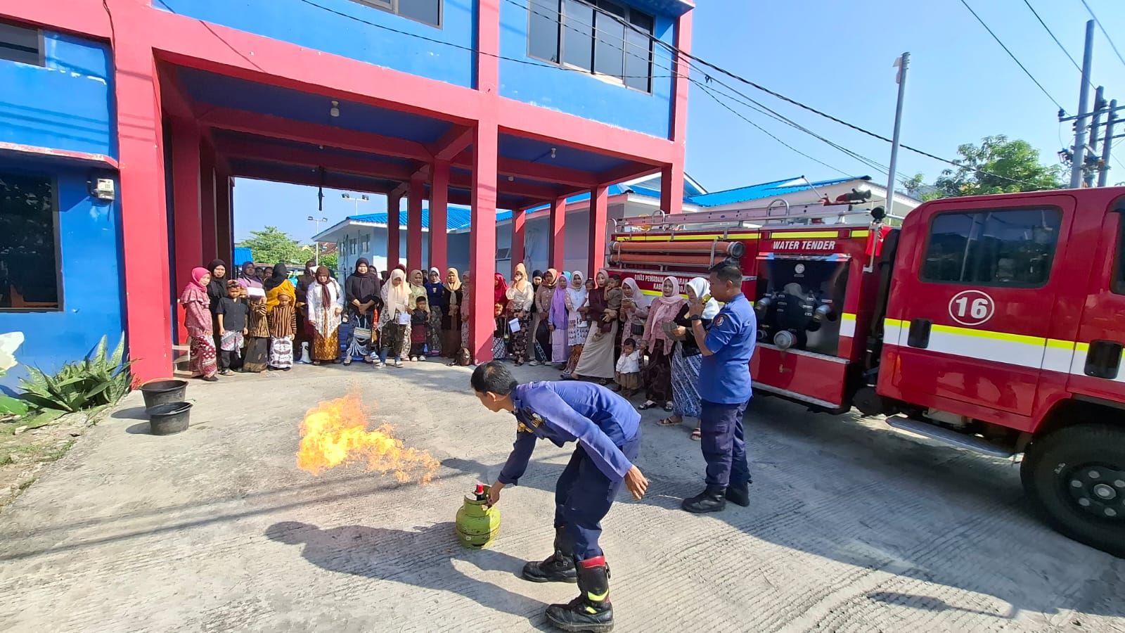 Damkar Bojonegoro Gelar Edukasi Kebencanaan bagi Siswa TK PKK Kartini Desa Tejo