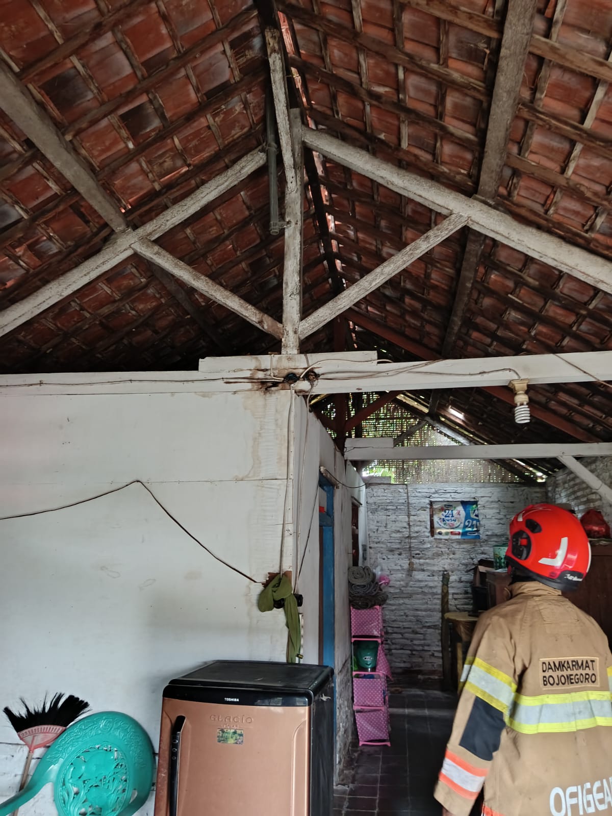 Damkar Bojonegoro Tangani Kebakaran Jaringan Listrik di Tanjungharjo Kapas