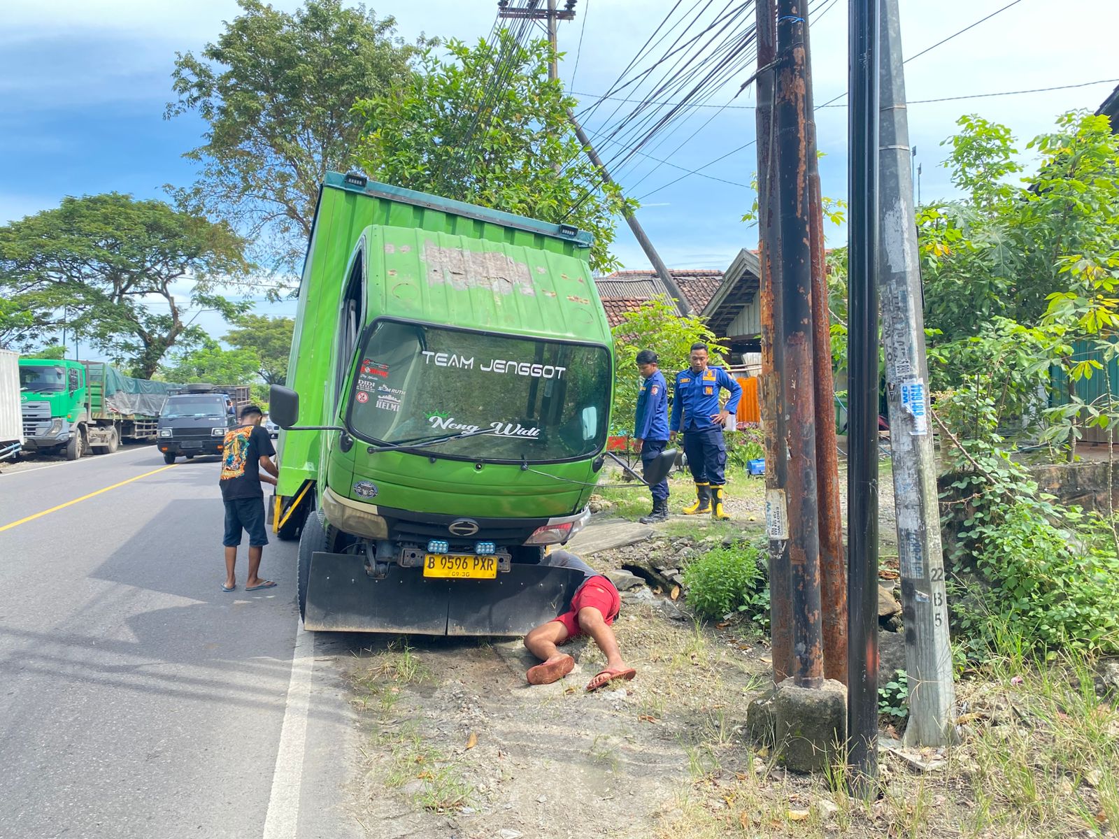 Damkar Bojonegoro Evakuasi Truk Terperosok di Jalan Raya Bojonegoro–Cepu