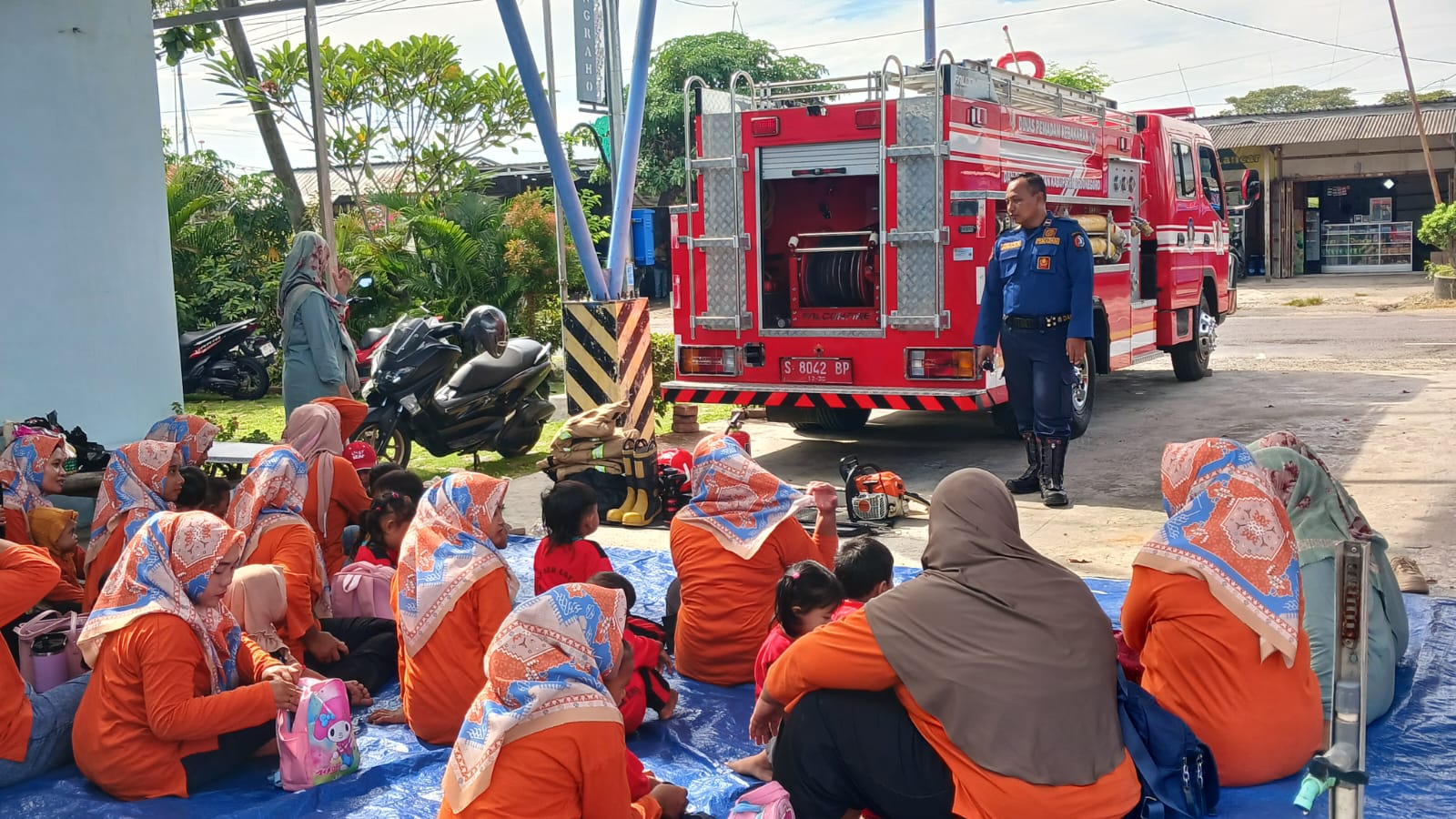 Damkar Bojonegoro Berikan Edukasi Kebakaran kepada Siswa PAUD di Blora
