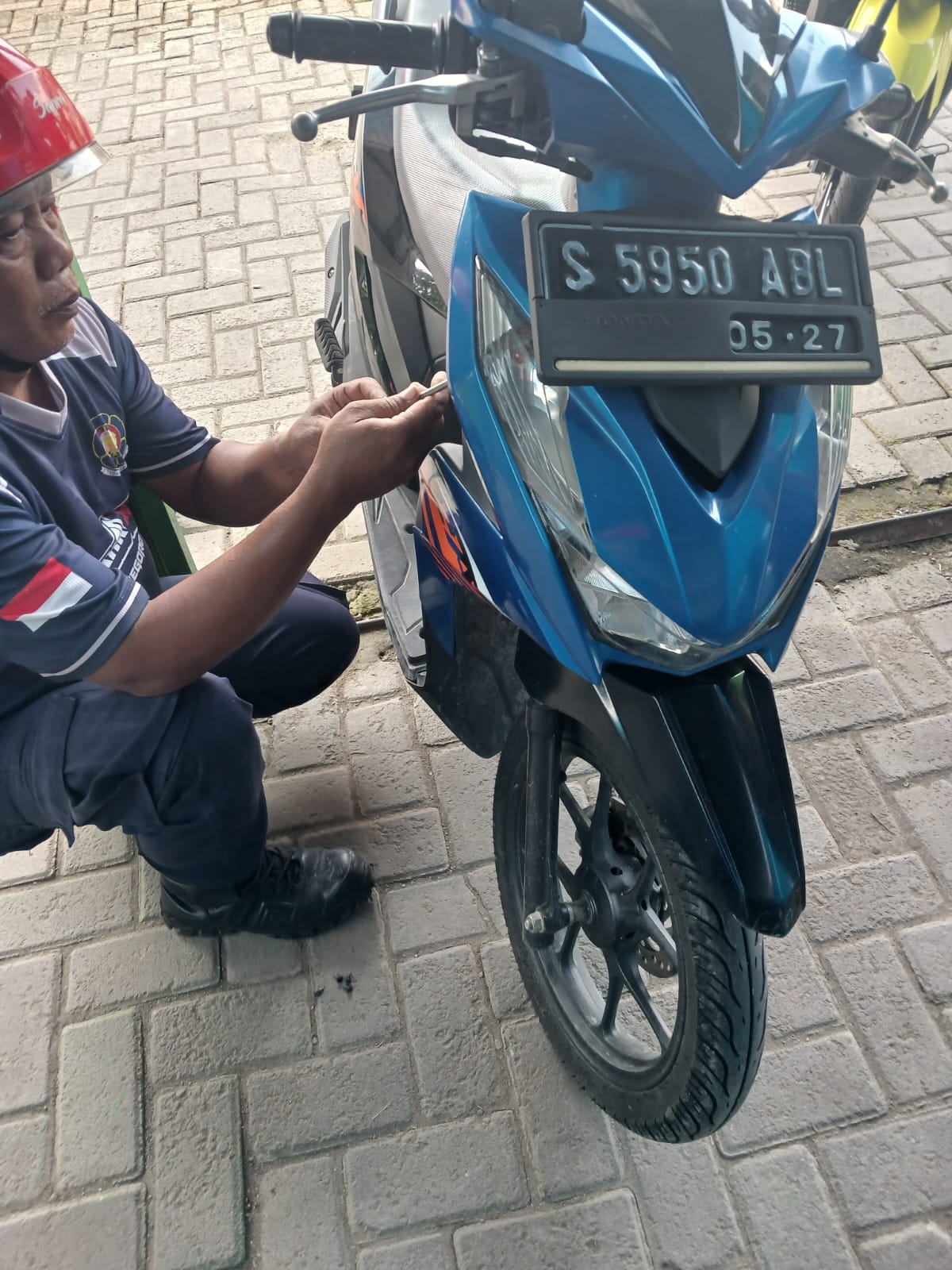 Damkar Bojonegoro Evakuasi Ular dari Sepeda Motor di Kedungadem