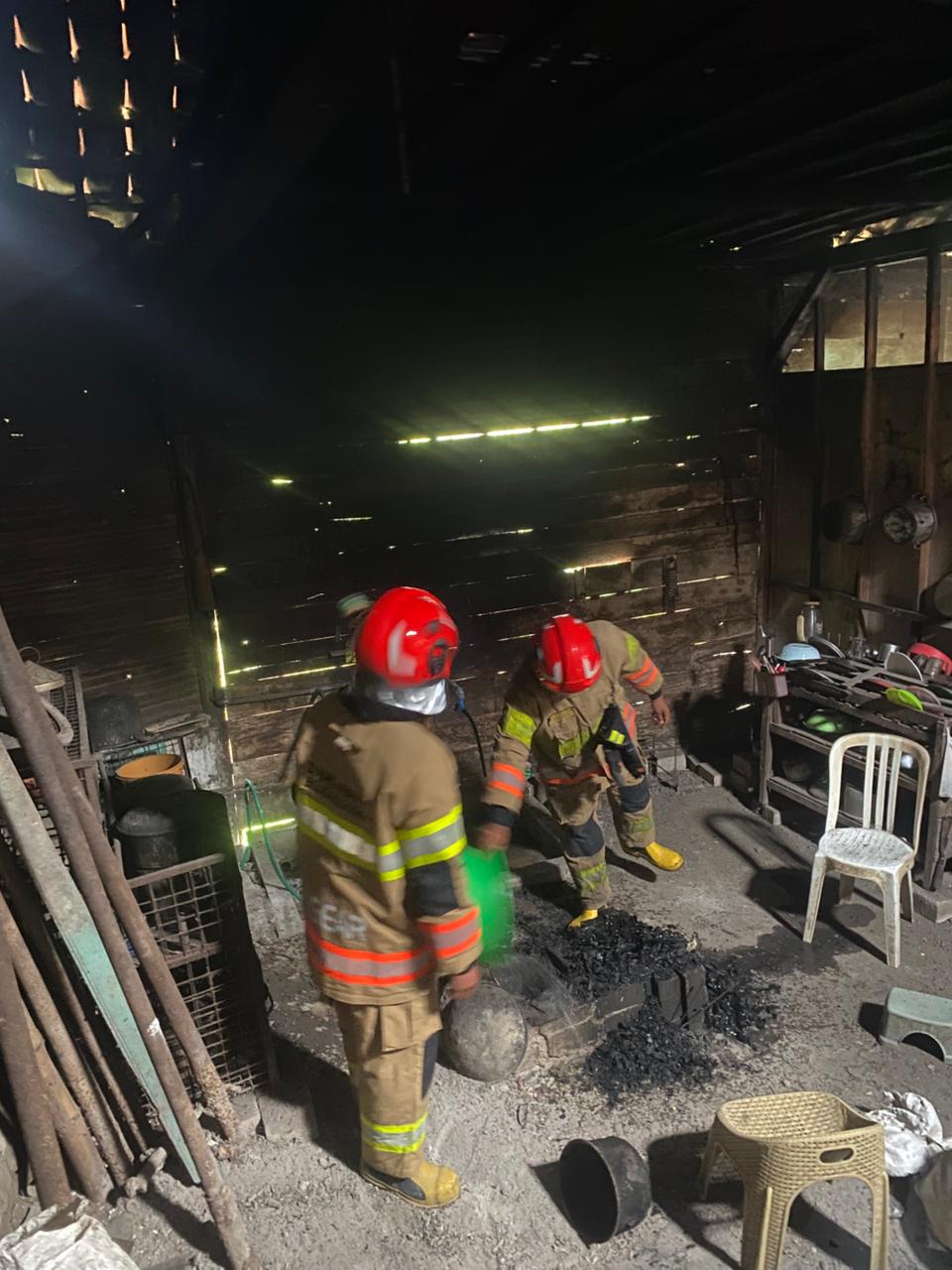 Damkar Bojonegoro Tangani Kebakaran Tungku Dapur di Wilayah Gayam