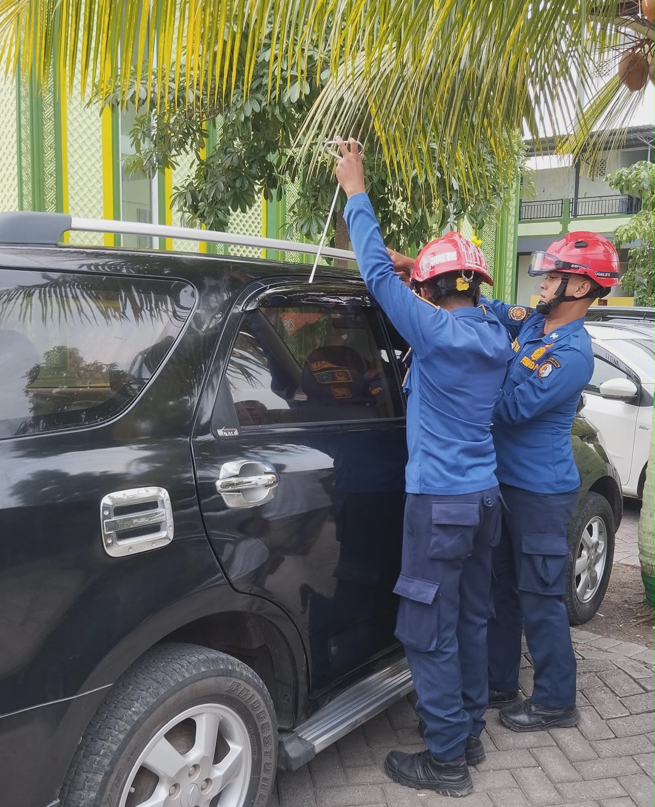 Damkar Bojonegoro Bantu Evakuasi Kunci Mobil Terkunci di Dalam Kendaraan