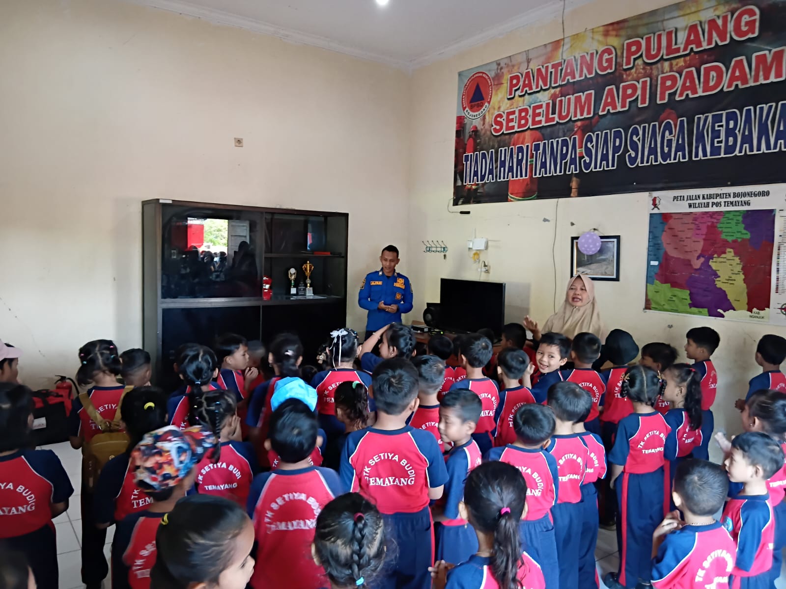 Damkarmat Bojonegoro Laksanakan Edukasi Kebakaran bagi Siswa TK di Temayang