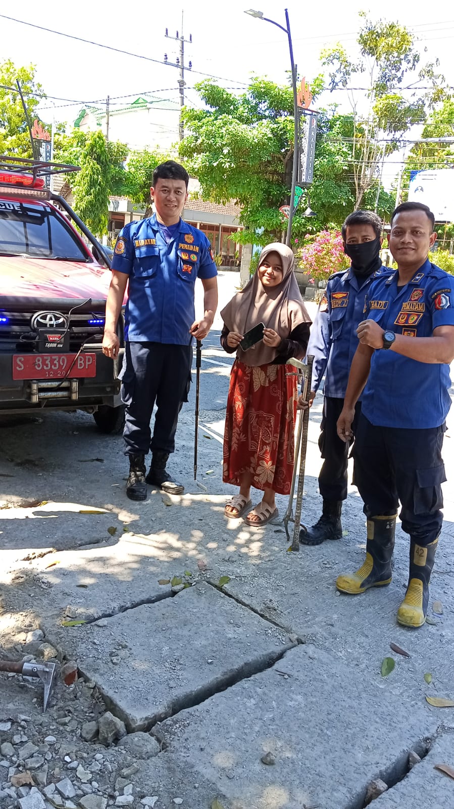 Damkarmat Bojonegoro Bantu Evakuasi Telepon Genggam Terjatuh di Gorong-Gorong