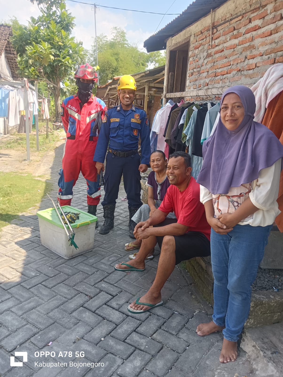 Damkarmat Bojonegoro Evakuasi Ular dari Rumah Warga di Desa Tikusan