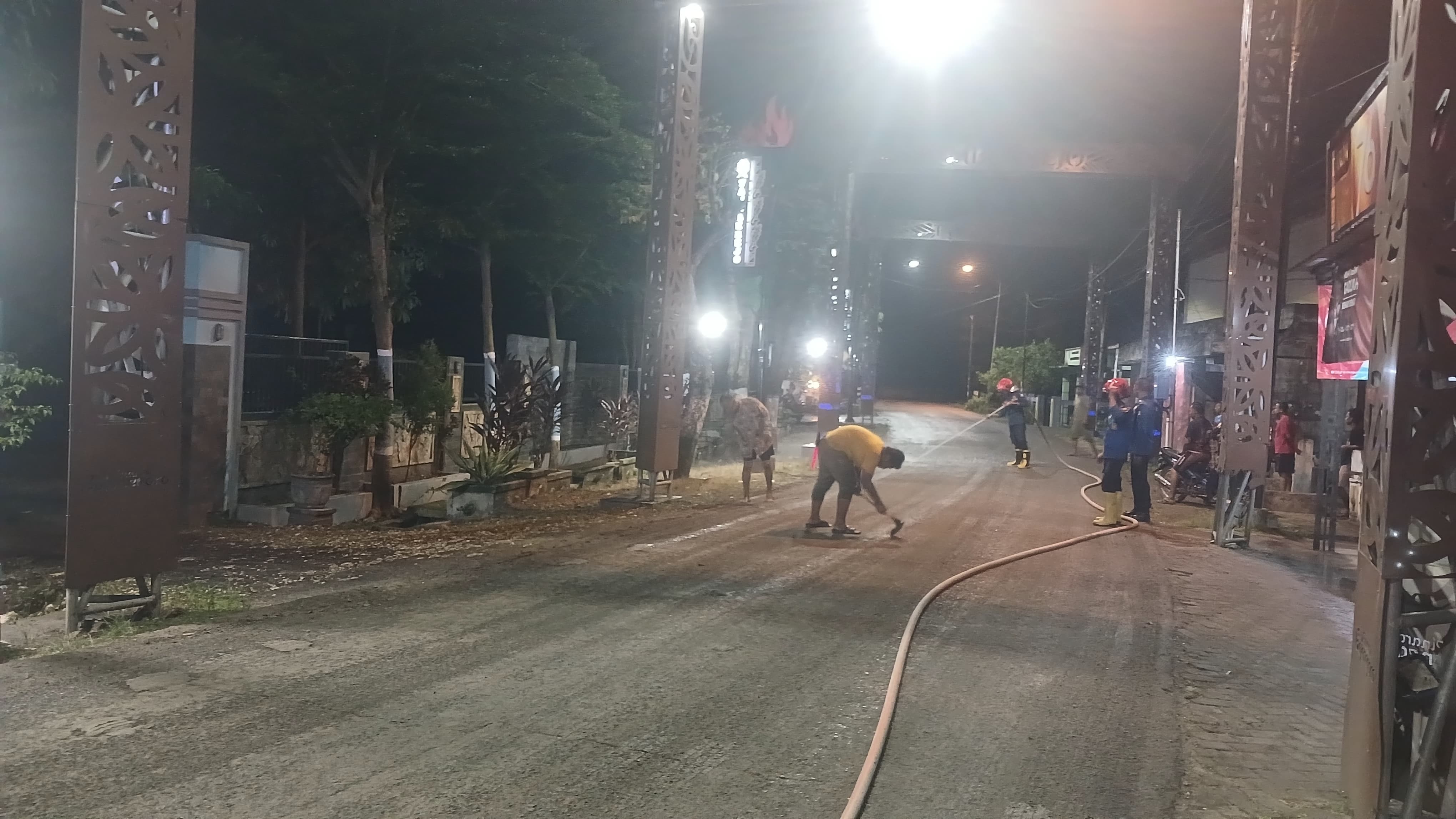 Damkarmat Bojonegoro Lakukan Pembersihan Sisa Tanah di Jalur Tambakrejo–Ngambon