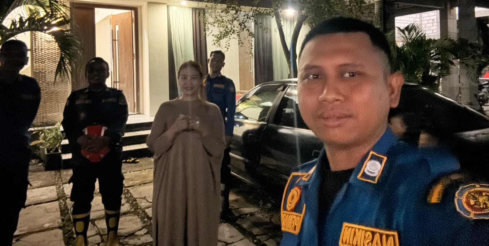 Damkarmat Bojonegoro Tangani Sarang Tawon Vespa di Kepohbaru