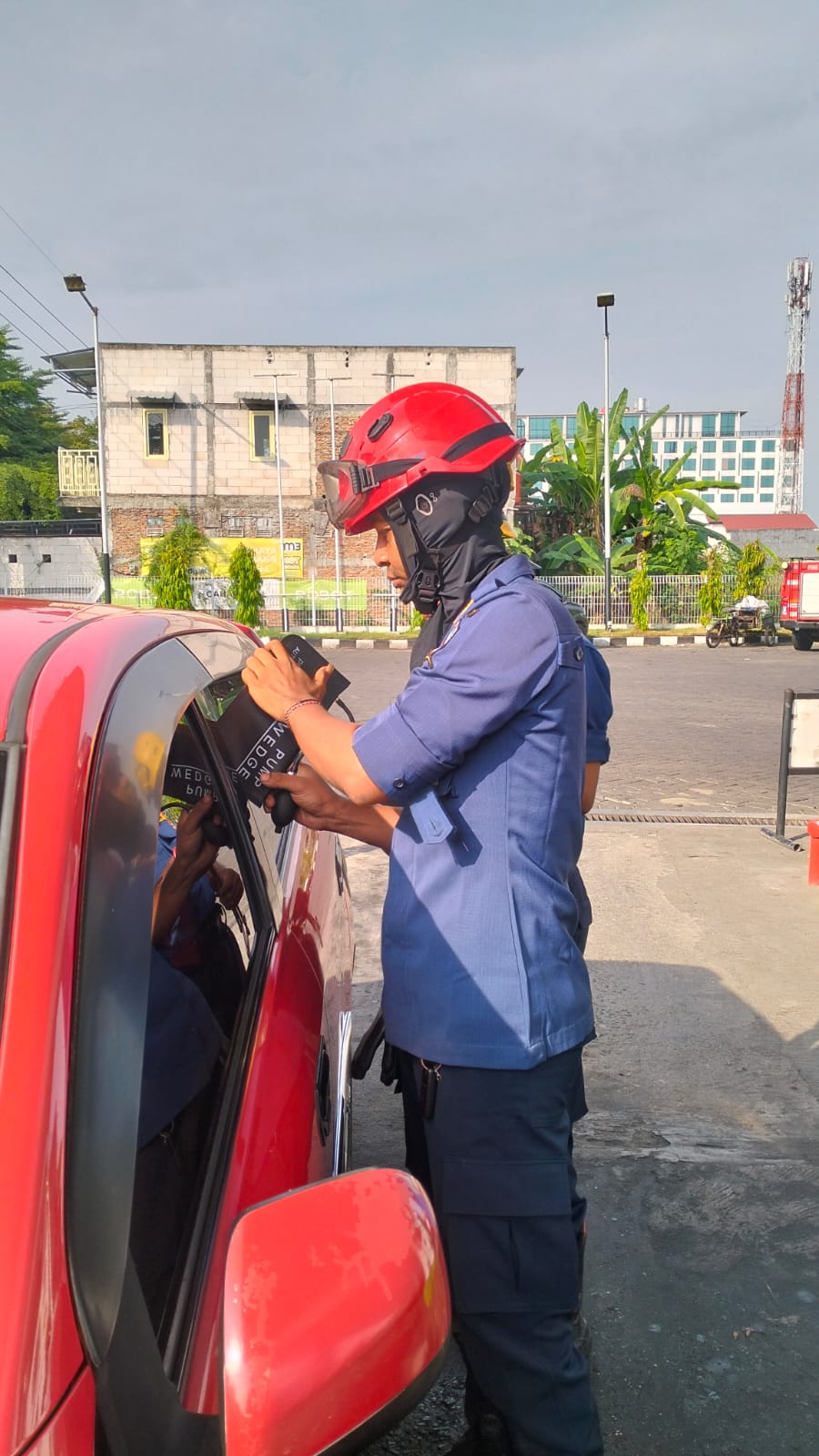 Damkarmat Bojonegoro Bantu Evakuasi Kunci Mobil Tertinggal di Dalam Kendaraan