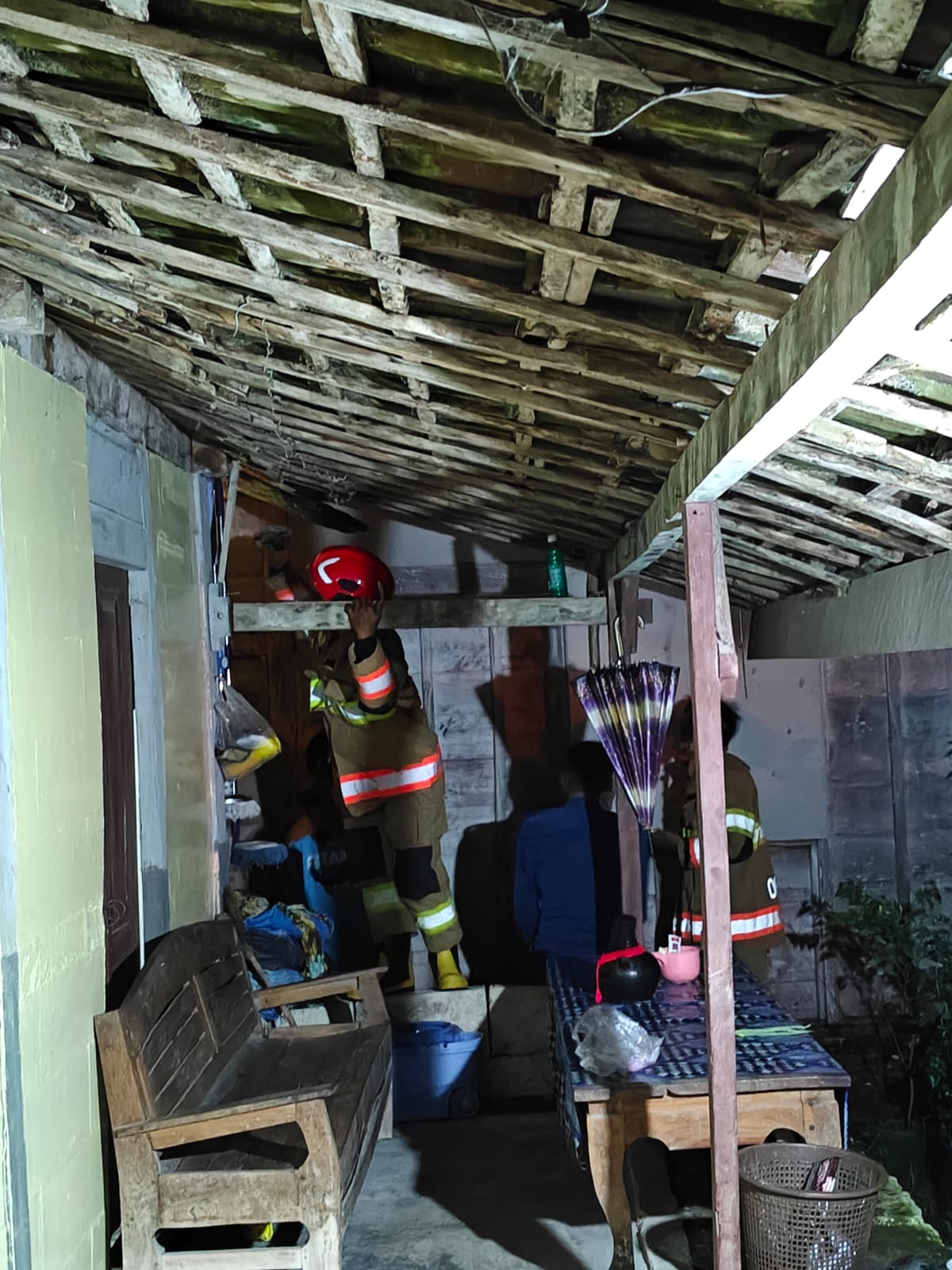 Damkarmat Bojonegoro Tangani Kebakaran Kabel Listrik di Desa Pengkol