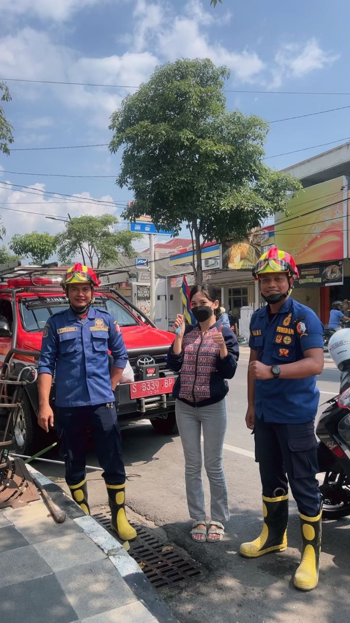 Damkarmat Bojonegoro Bantu Evakuasi Kunci Terjatuh ke Saluran Drainase