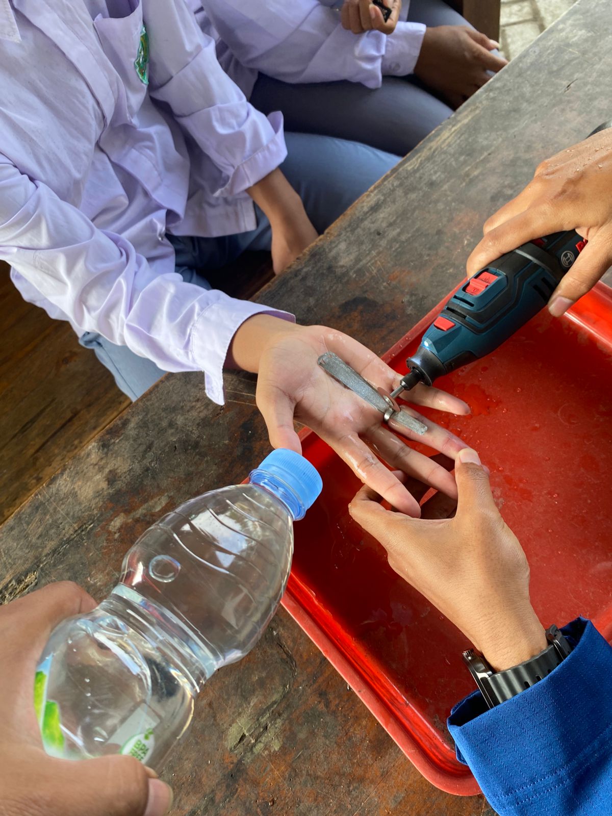 Damkarmat Bojonegoro Bantu Evakuasi Cincin yang Tidak Dapat Dilepas di Pos Padangan