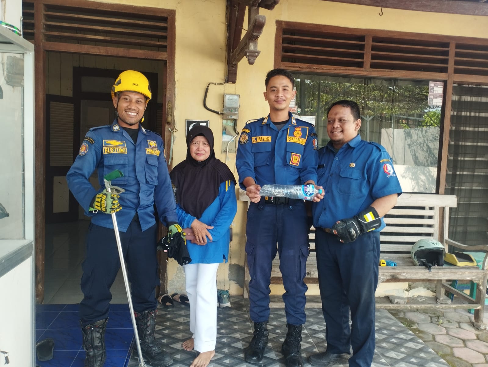 Damkarmat Bojonegoro Evakuasi Ular di Permukiman Warga Kelurahan Kepatihan