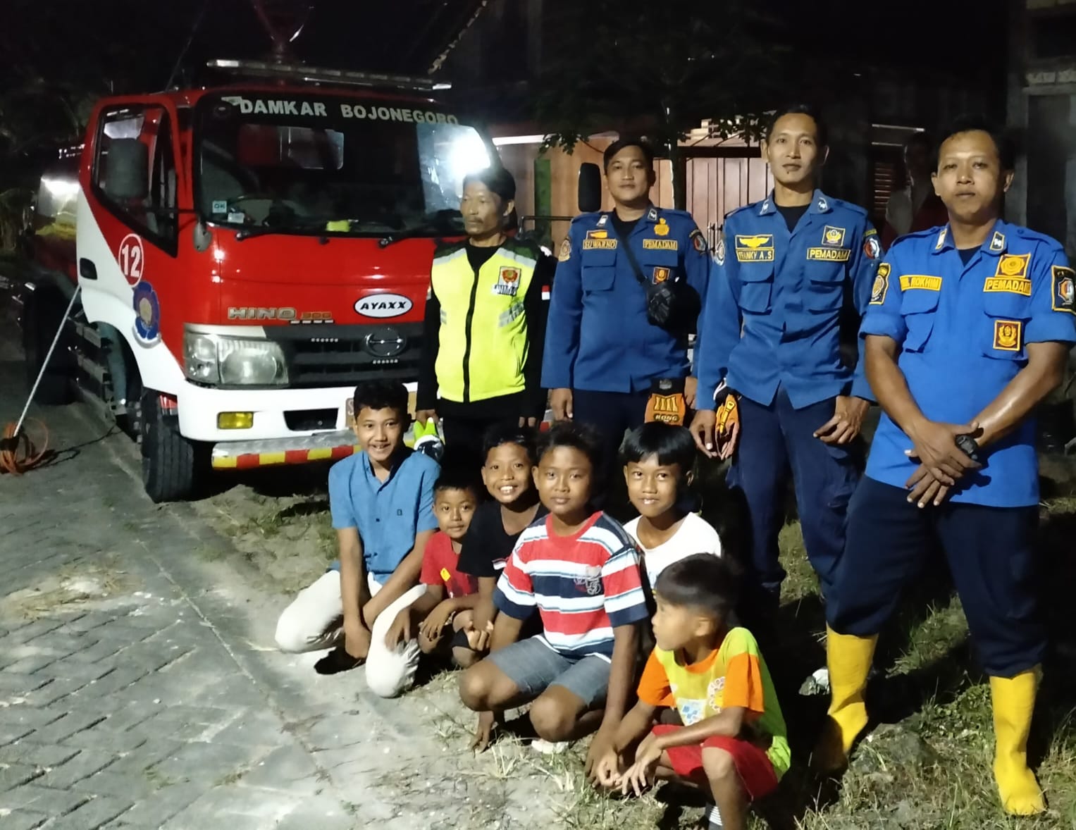 Damkarmat Bojonegoro Tangani Sarang Tawon Vespa di Kecamatan Ngasem
