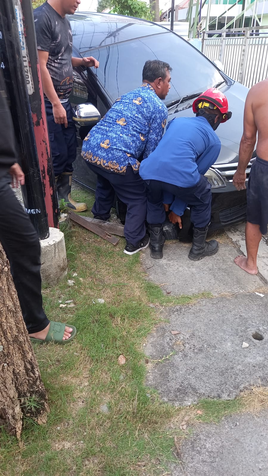 Damkarmat Bojonegoro Evakuasi Mobil Terperosok di Kelurahan Klangon