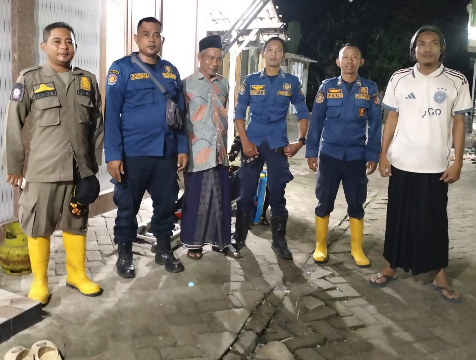 Damkarmat Bojonegoro Tangani Sarang Tawon Vespa di Desa Tengger