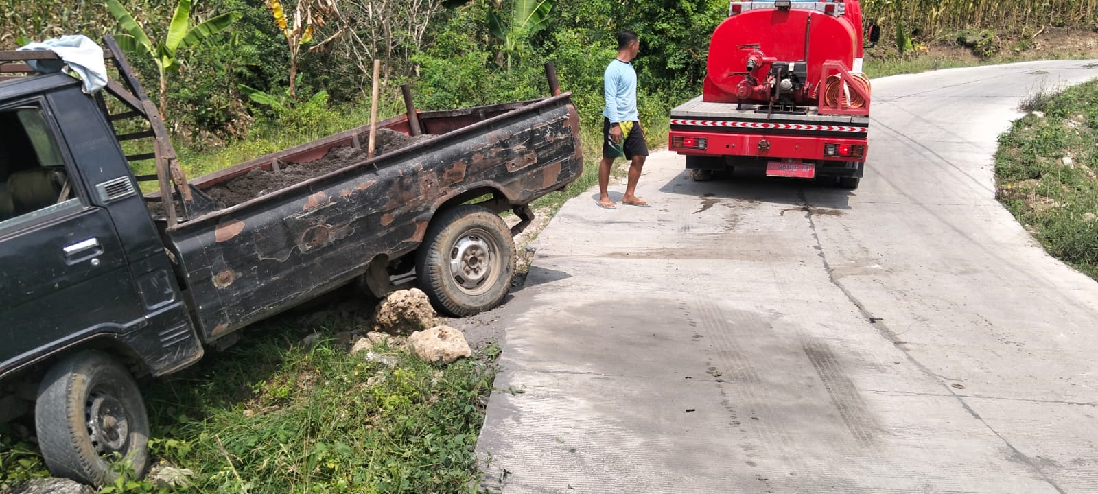 Damkarmat Bojonegoro Evakuasi Mobil Terperosok di Jalan Raya Bareng–Sekar