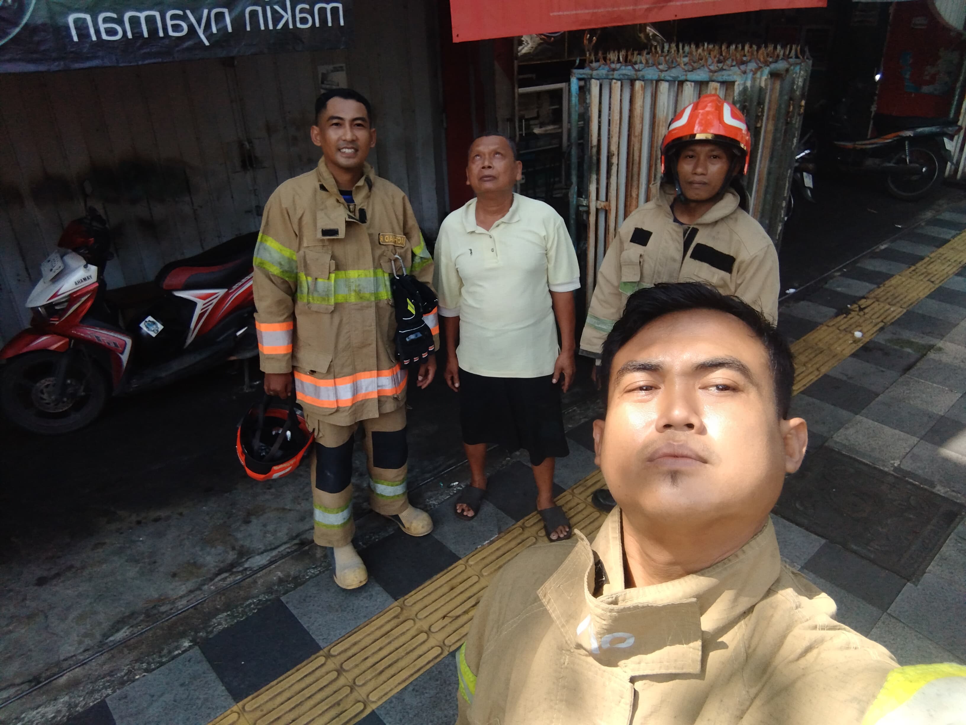 Damkarmat Bojonegoro Tangani Kebakaran Kabel Listrik di Jalan Kartini