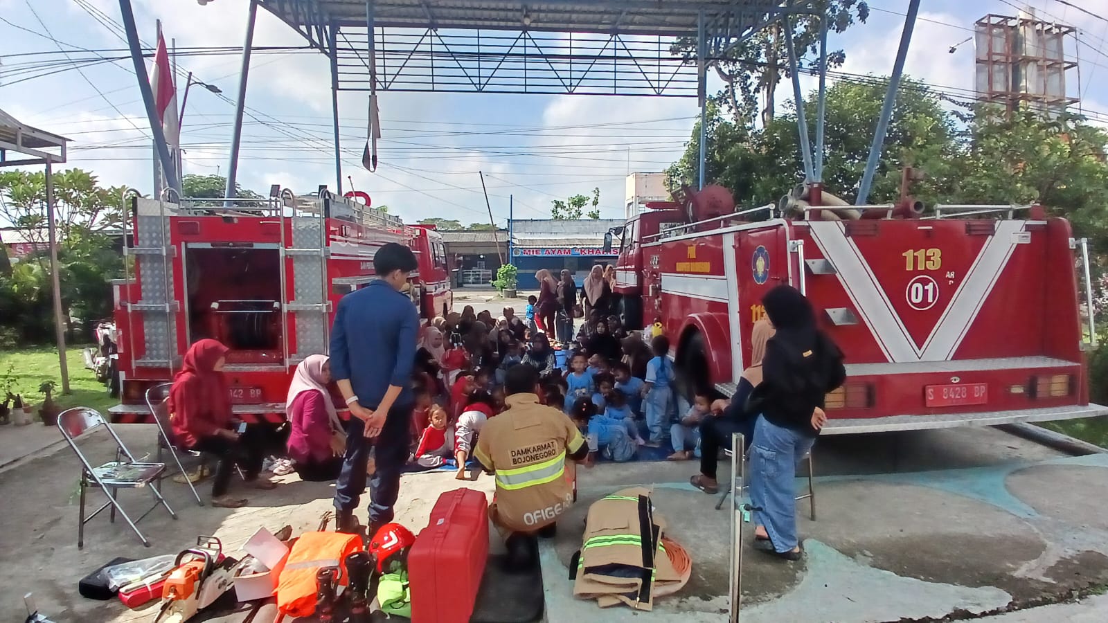 Damkar Bojonegoro Berikan Edukasi Kebakaran kepada Siswa PAUD di Pos Bantu Ngraho