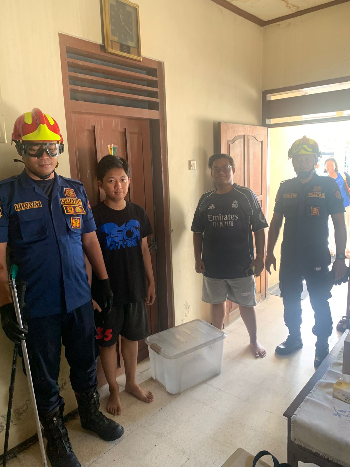 Damkarmat Bojonegoro Evakuasi Ular di Permukiman Warga Kelurahan Kadipaten