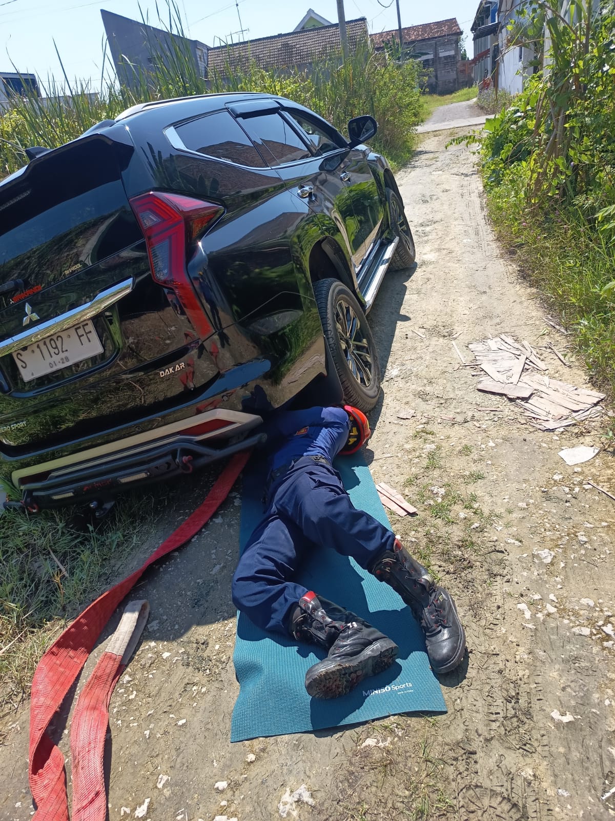 Damkarmat Bojonegoro Evakuasi Mobil Terperosok di Kelurahan Sumbang