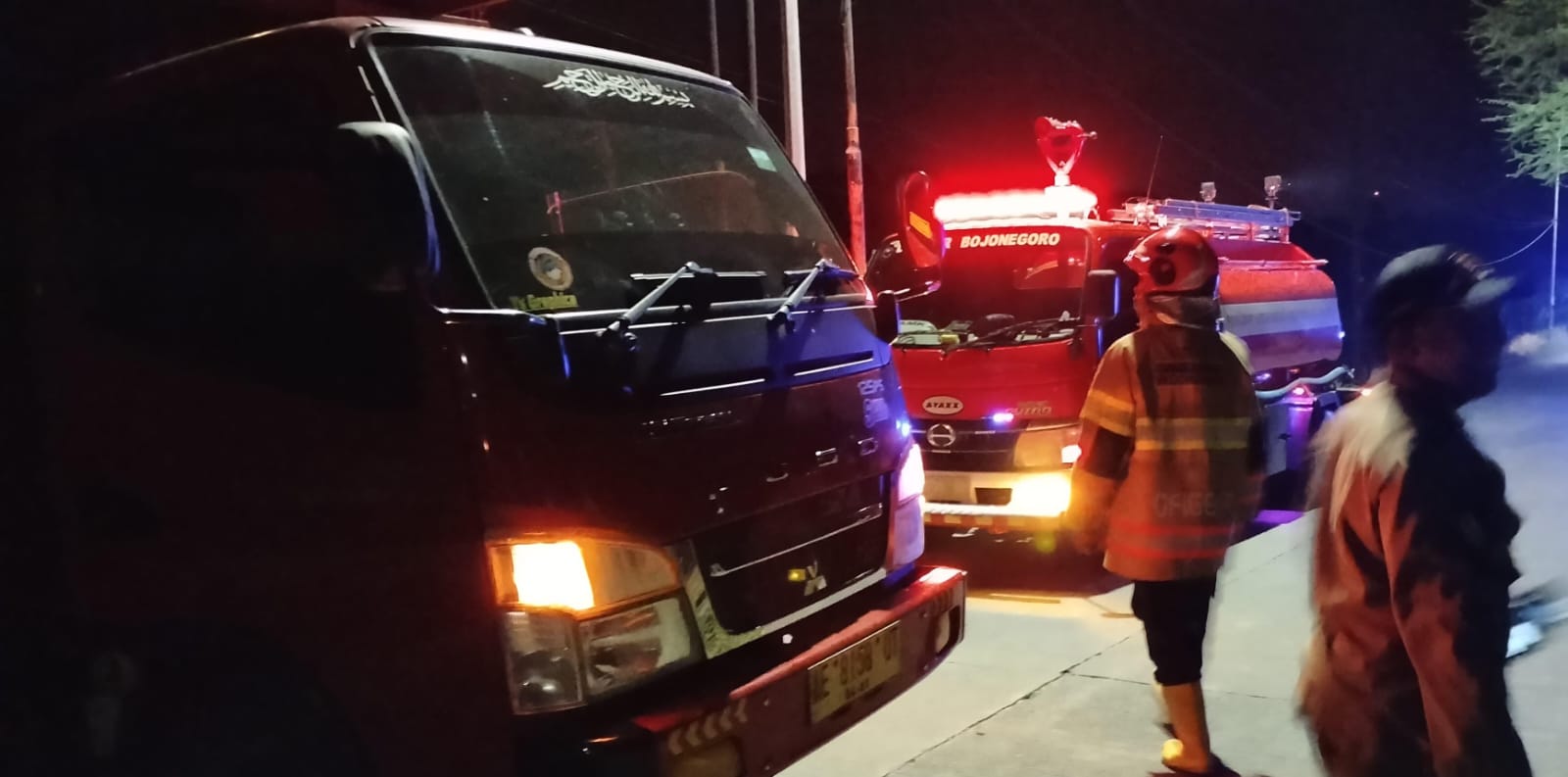 Damkarmat Bojonegoro Evakuasi Truk Fuso Terperosok di Jalan Raya Ngasem–Ngambon