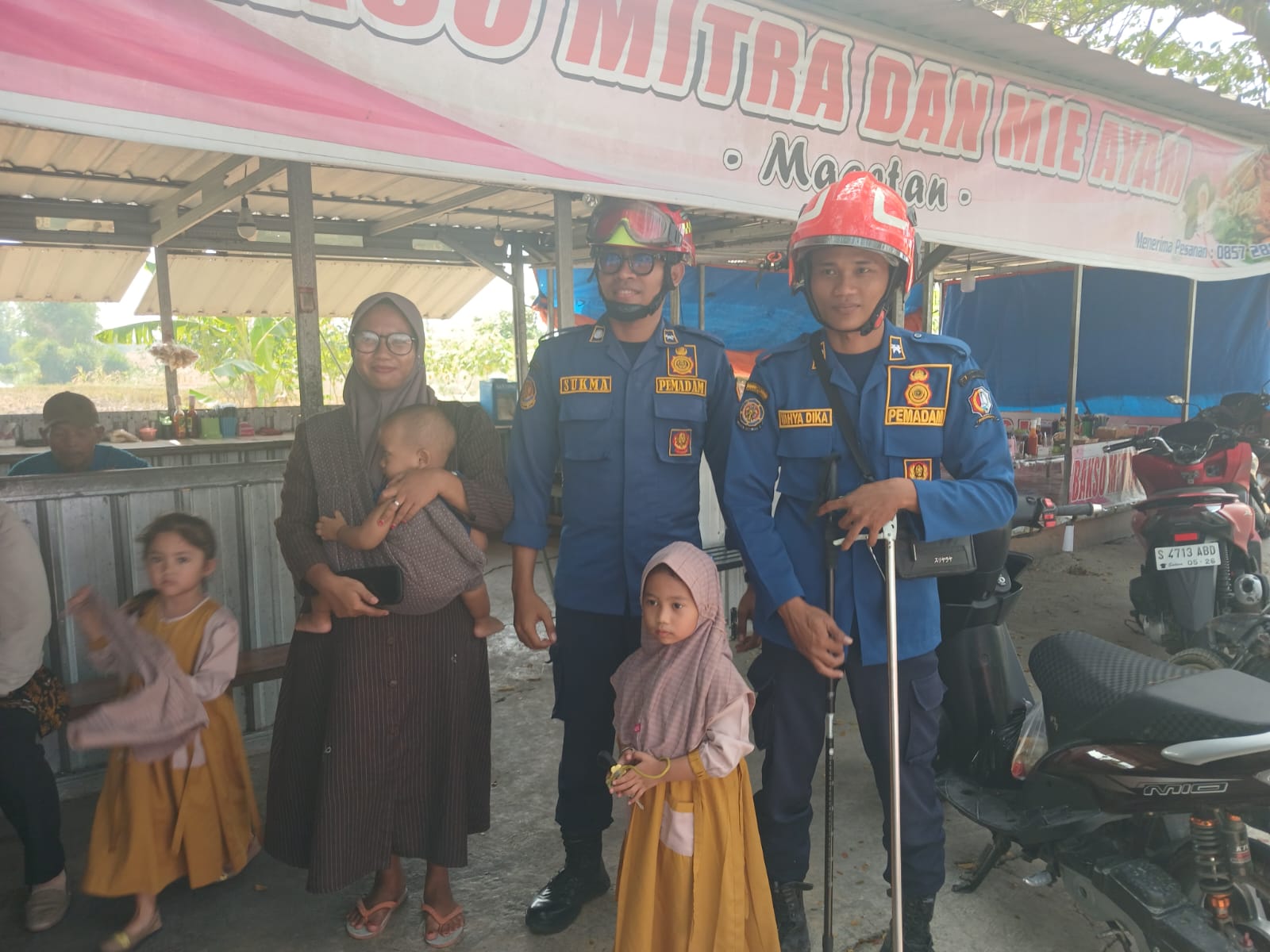 Damkarmat Bojonegoro Bantu Evakuasi Kunci yang Terjatuh ke Dalam Saluran Drainase di Kedungadem