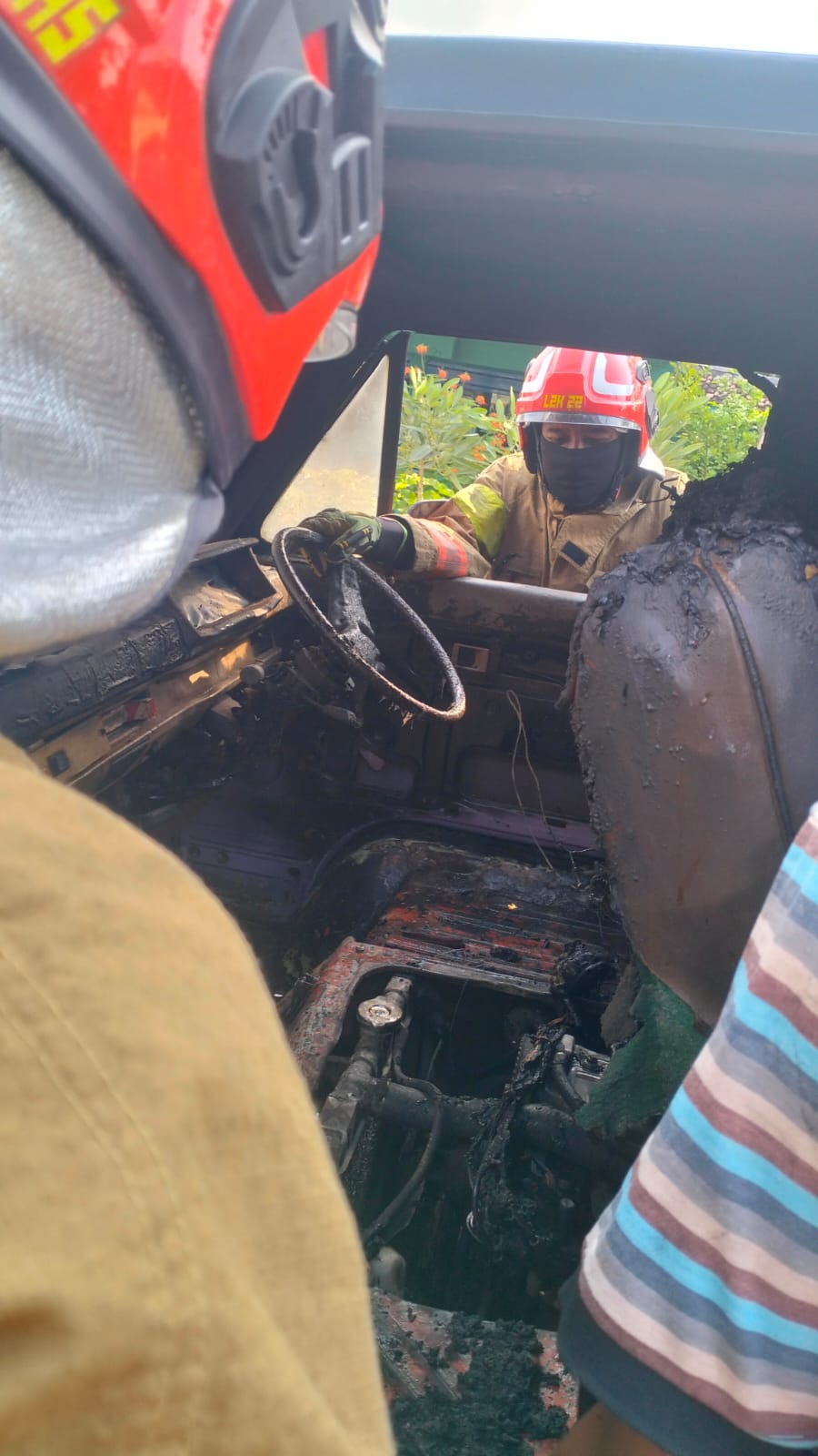 Damkarmat Bojonegoro Lakukan Penanganan Pascakebakaran Mobil L300 di Kecamatan Kapas