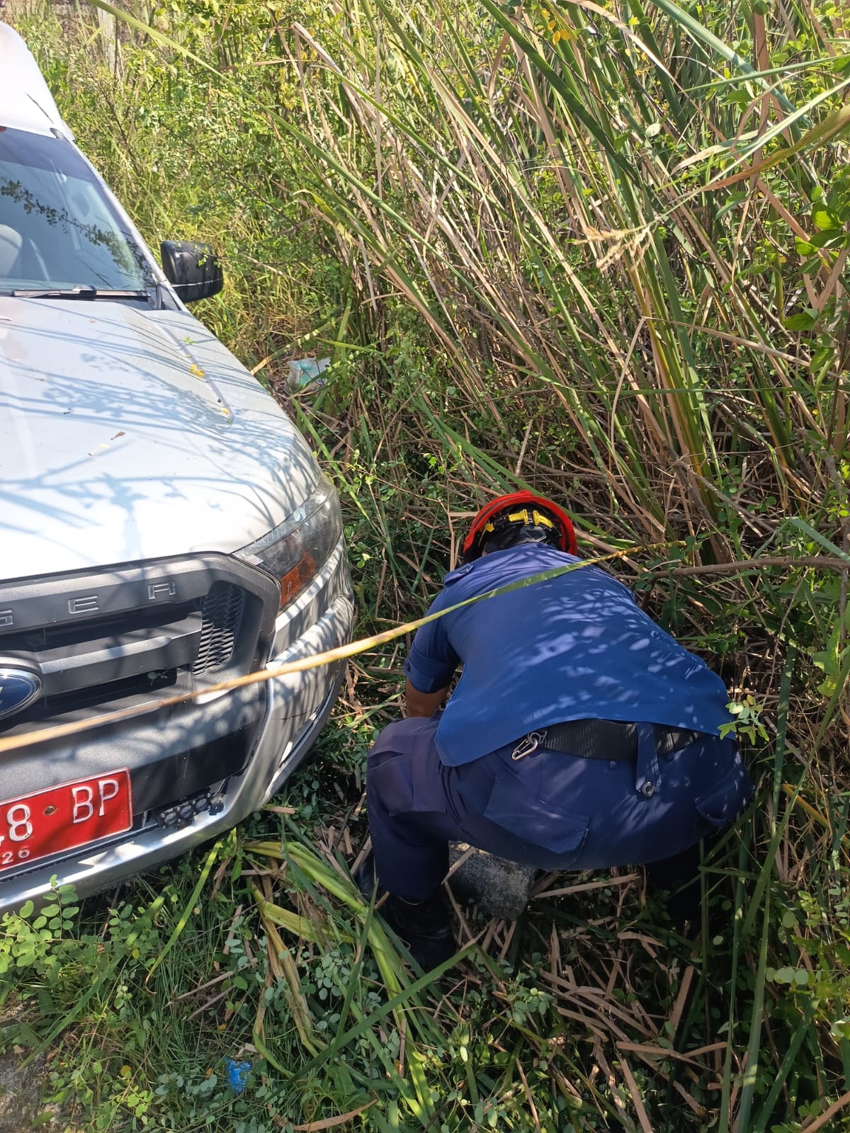 Damkarmat Bojonegoro Evakuasi Kendaraan Operasional Puskesmas yang Terperosok di Kelurahan Sumbang