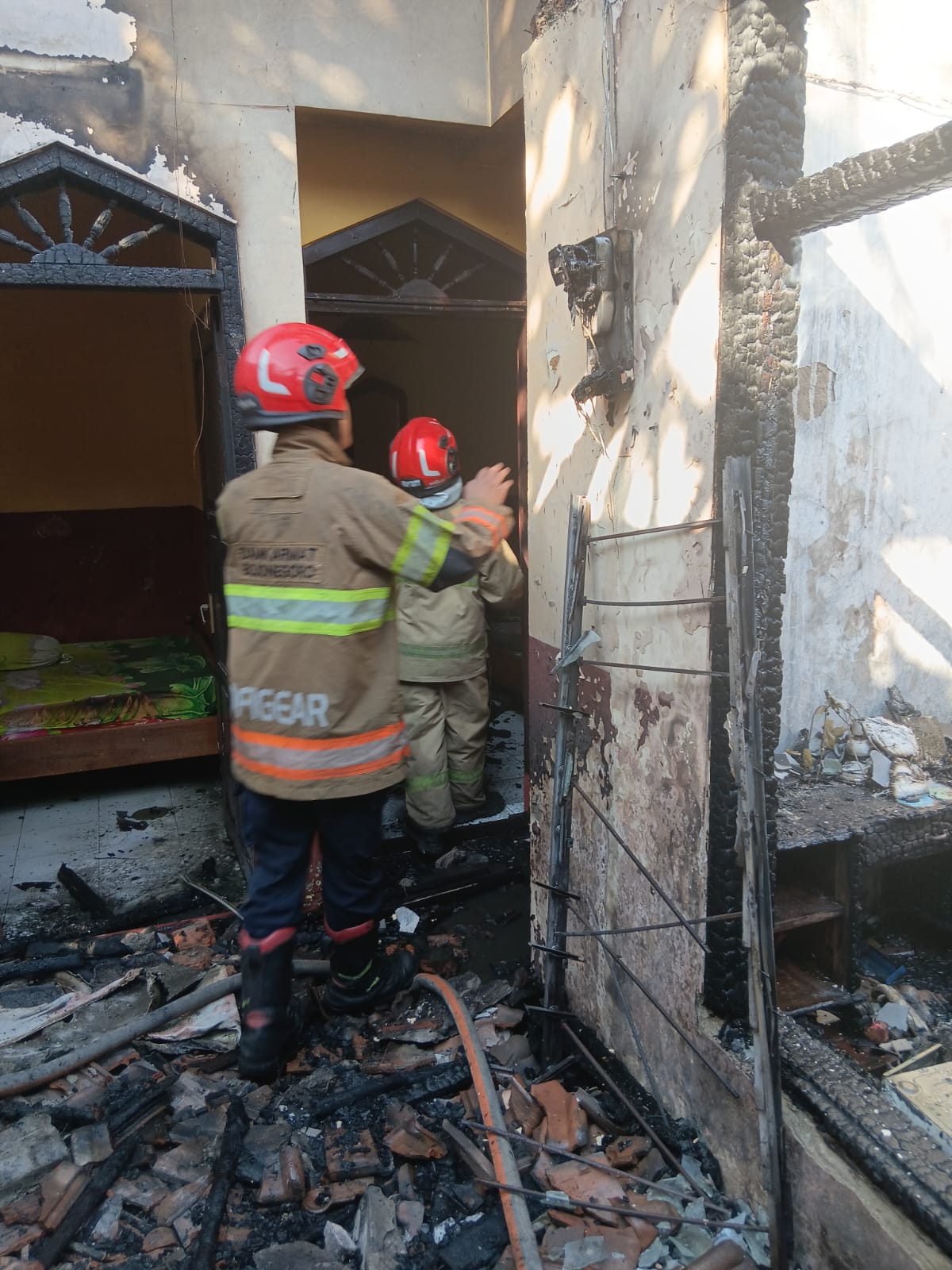 Damkarmat Bojonegoro Berhasil Padamkan Kebakaran Rumah di Kelurahan Ledok Kulon