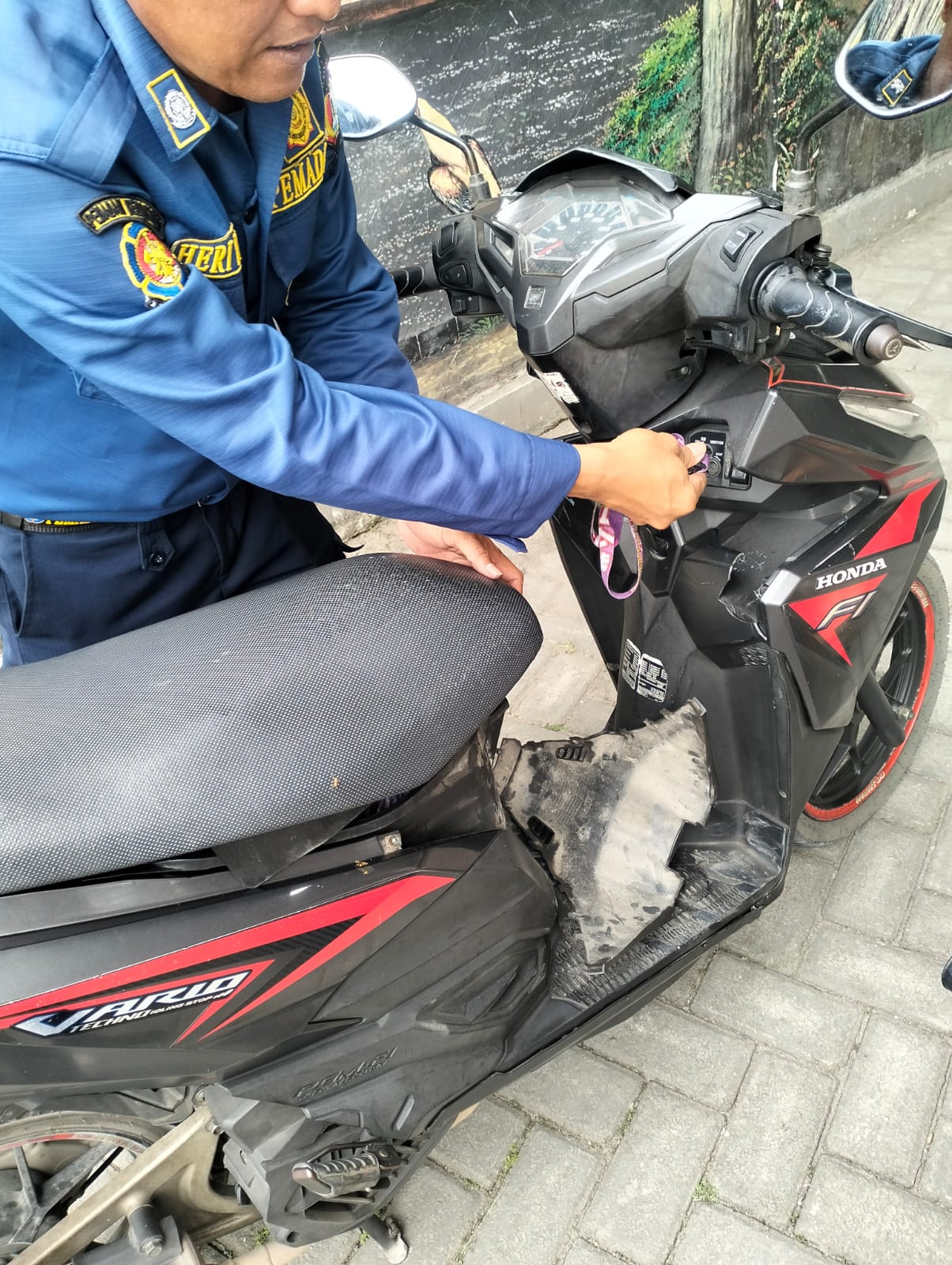 Damkarmat Bojonegoro Bantu Warga Ambil Kunci Motor yang Tertinggal di Dalam Jok