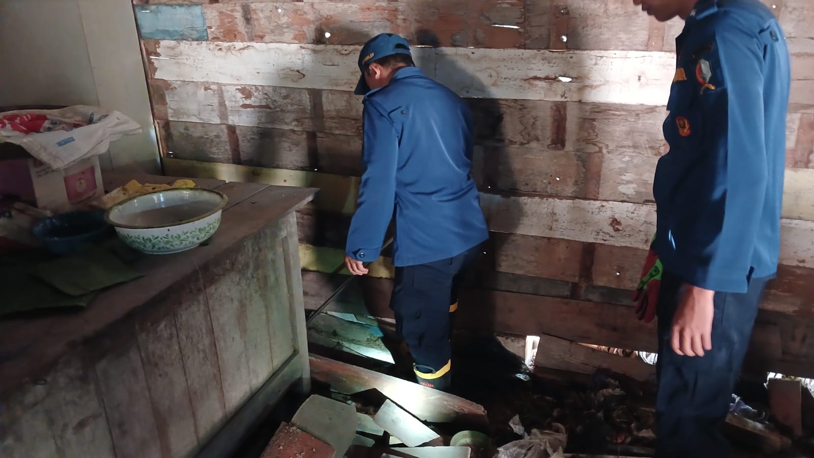 Damkarmat Bojonegoro Evakuasi Ular Sanca dari Rumah Warga di Kecamatan Tambakrejo