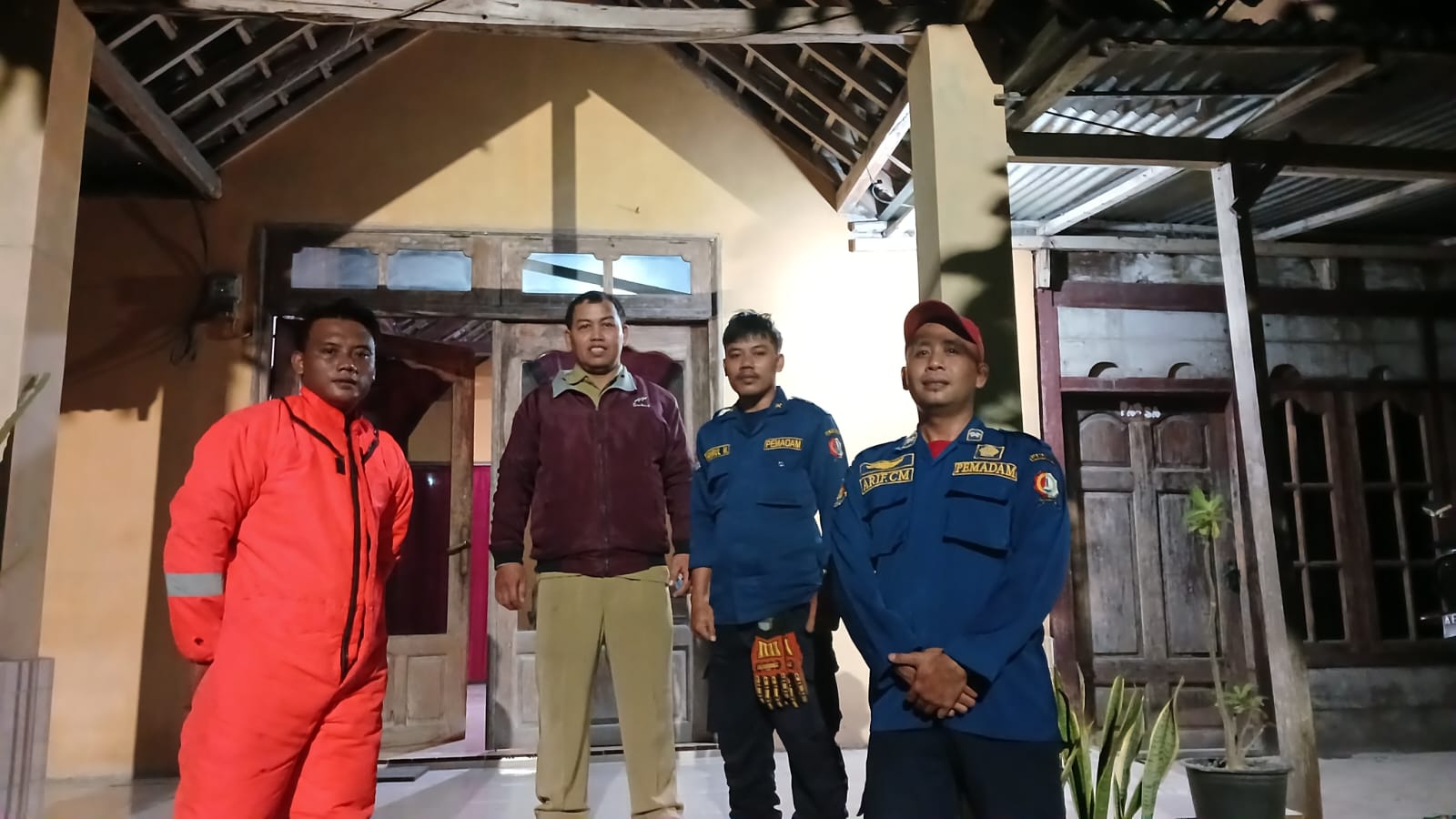 Damkarmat Bojonegoro Tangani Sarang Tawon Vespa Affinis di Kecamatan Margomulyo