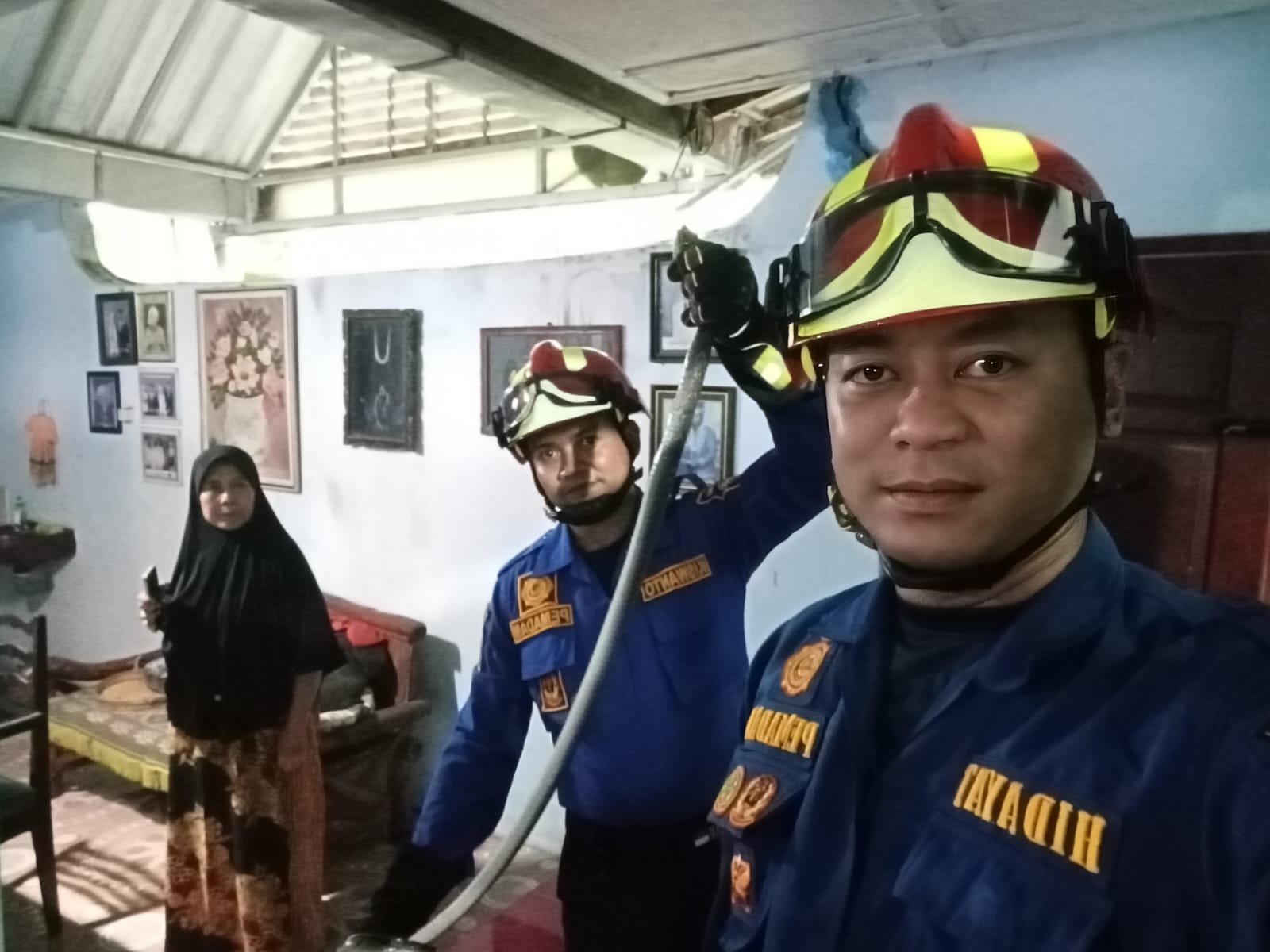Damkarmat Bojonegoro Evakuasi Ular Jali dari Permukiman Warga di Mojokampung