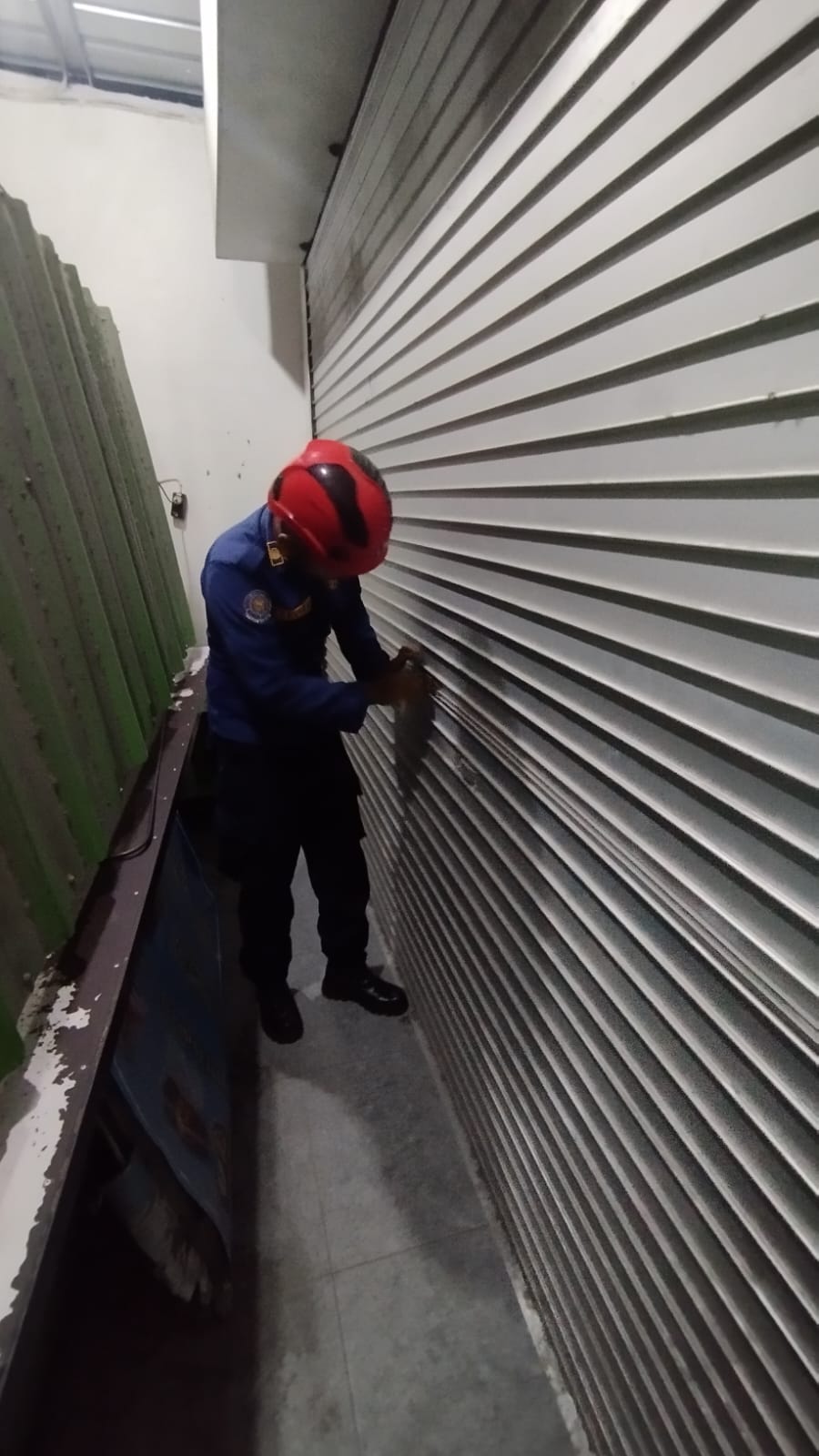 Damkarmat Bojonegoro Bantu Penanganan Rolling Door Toko yang Tidak Dapat Dikunci di Sumberrejo