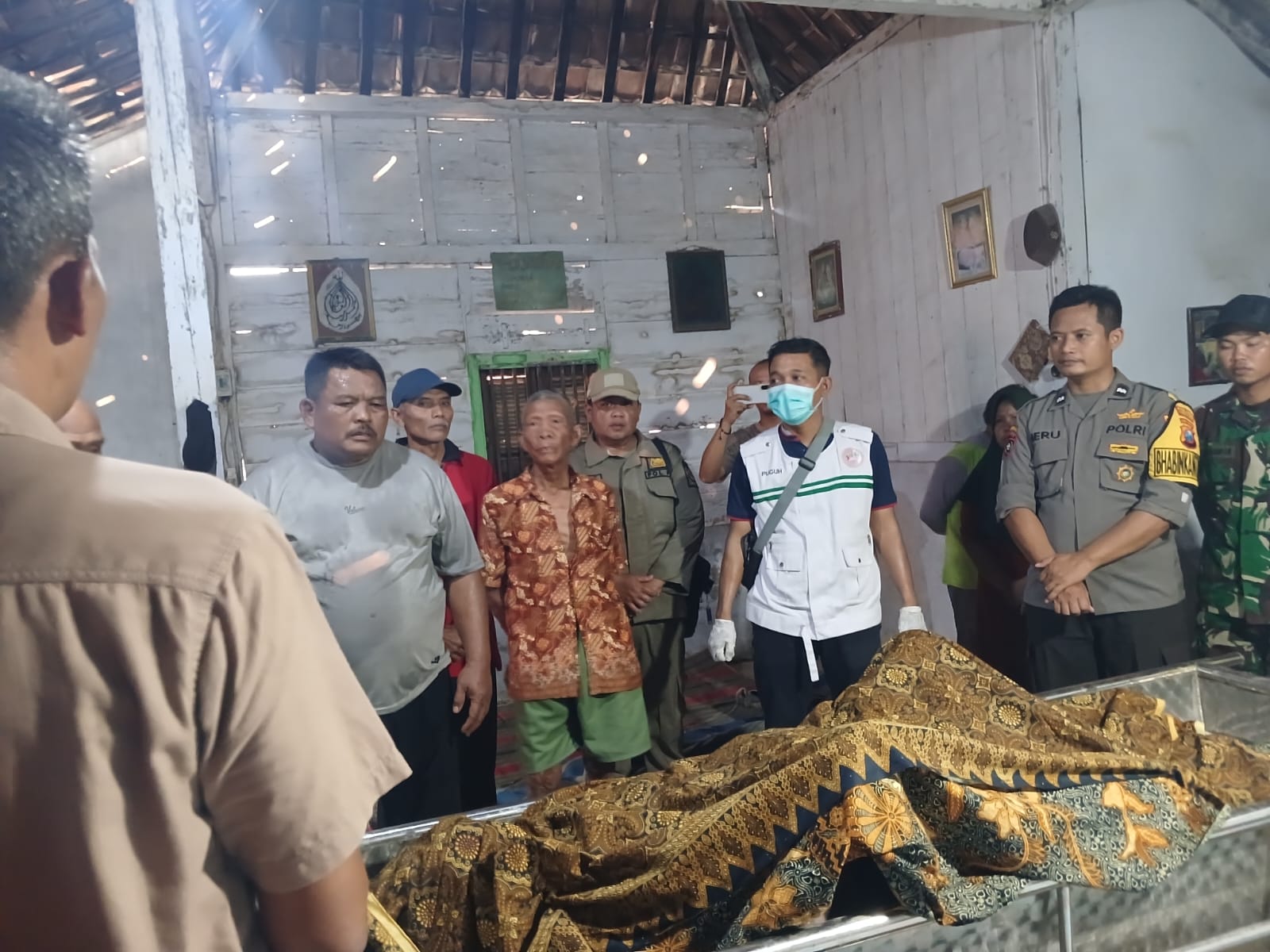 Damkarmat Bojonegoro Lakukan Evakuasi Jenazah dari Dalam Sumur di Kedungadem