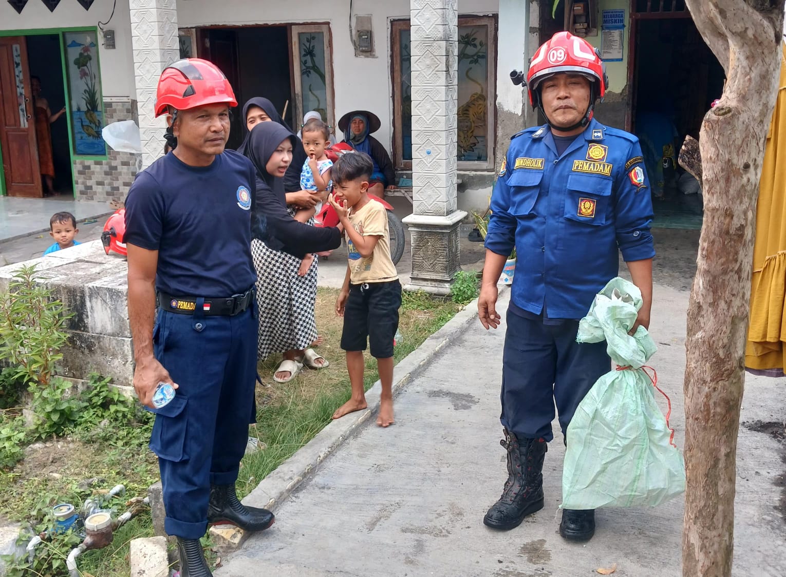 Damkarmat Bojonegoro Evakuasi Ular Kobra Jawa di Permukiman Warga Baureno