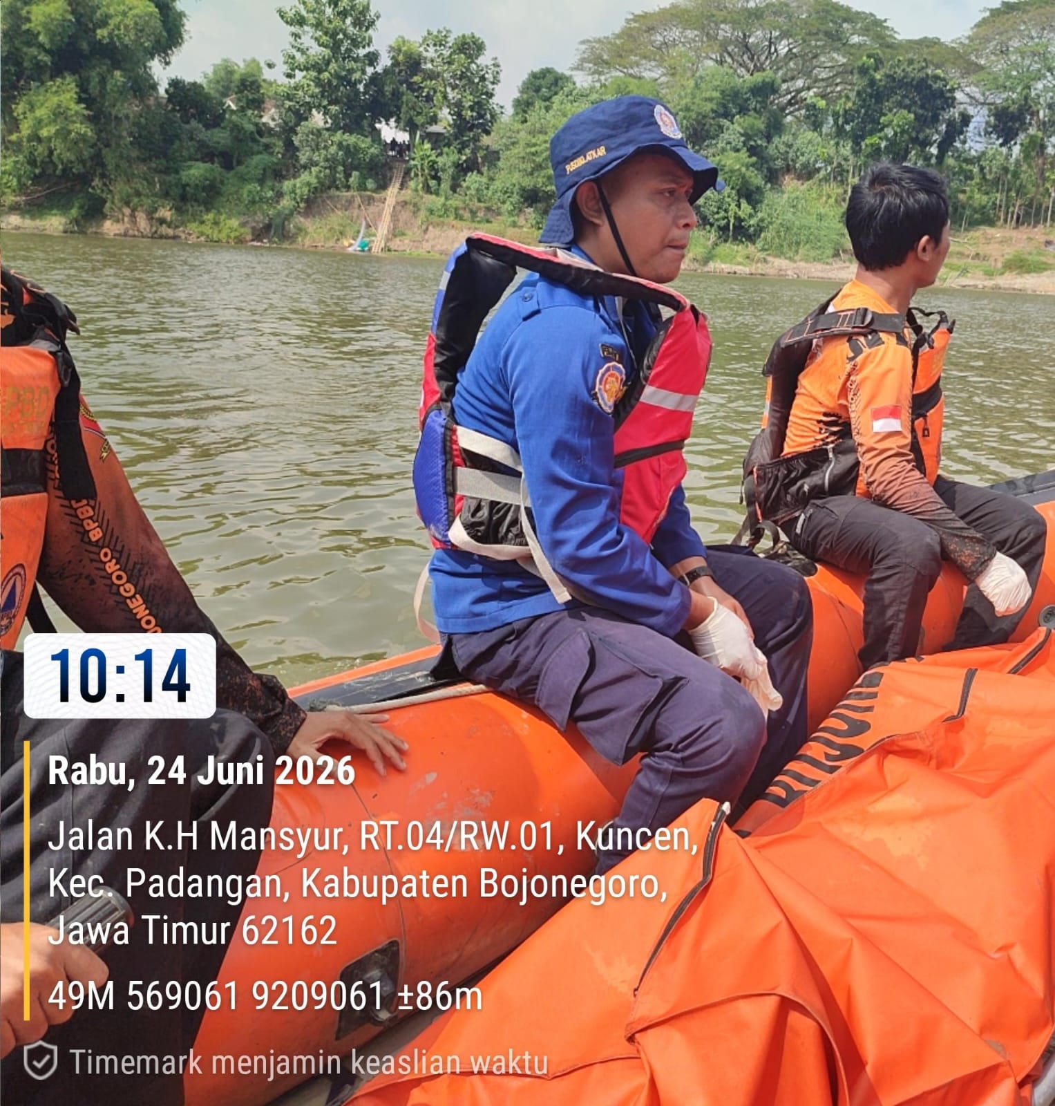 Damkarmat Bojonegoro Terlibat dalam Operasi Pencarian Korban Laka Air di Sungai Bengawan Solo