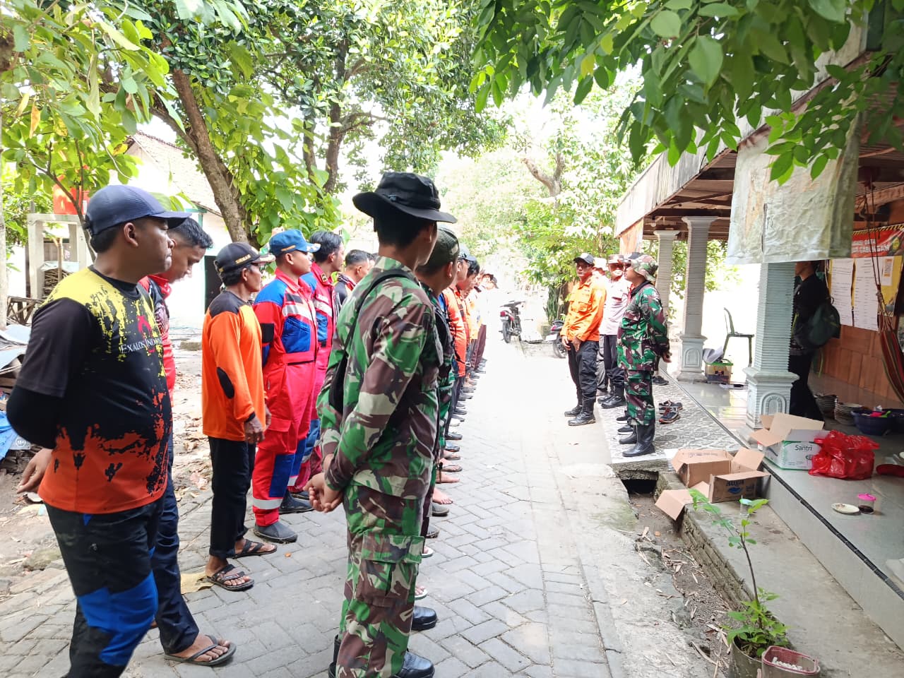 Damkarmat Bojonegoro Terlibat dalam Operasi Pencarian Korban Tenggelam di Sungai Bengawan Solo