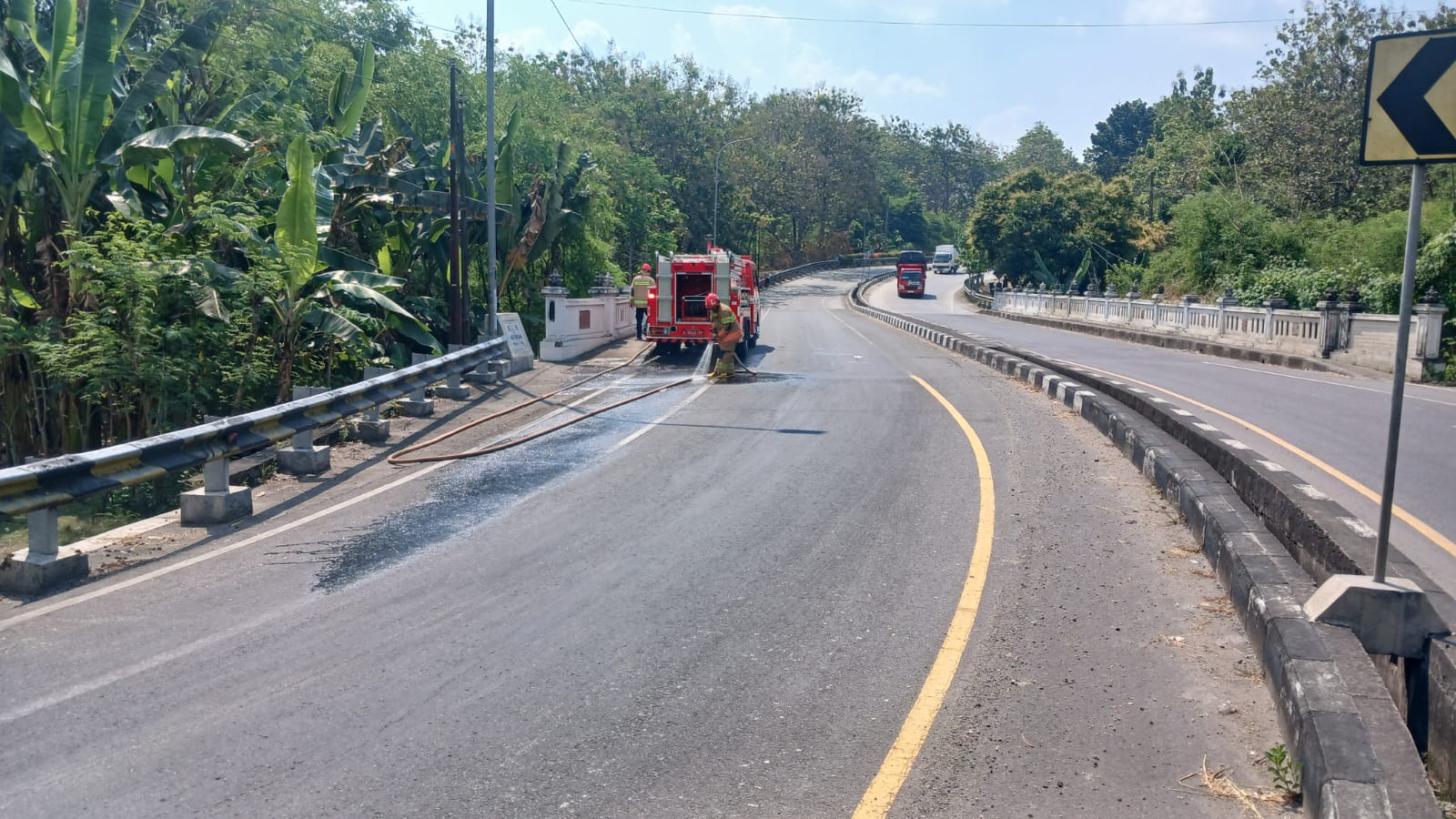 Damkarmat Bojonegoro Tangani Jalan Licin di Ruas Bojonegoro–Ngawi