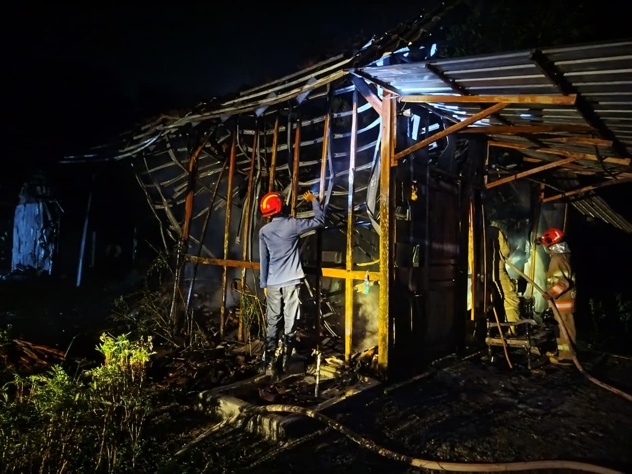 Damkarmat Bojonegoro Berhasil Padamkan Kebakaran Rumah di Desa Karangsono