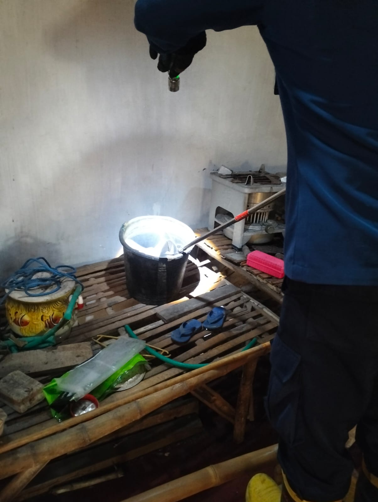 Damkar Bojonegoro Evakuasi Ular Tikus dari Permukiman Warga di Kecamatan Sumberrejo