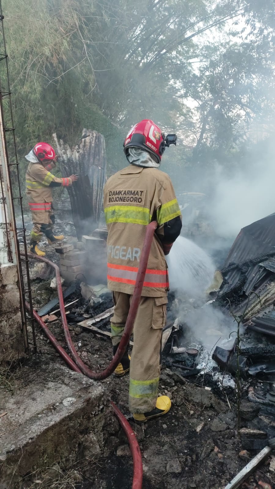 Damkarmat Bojonegoro Berhasil Padamkan Kebakaran Gudang Barang Bekas di Kelurahan Kadipaten