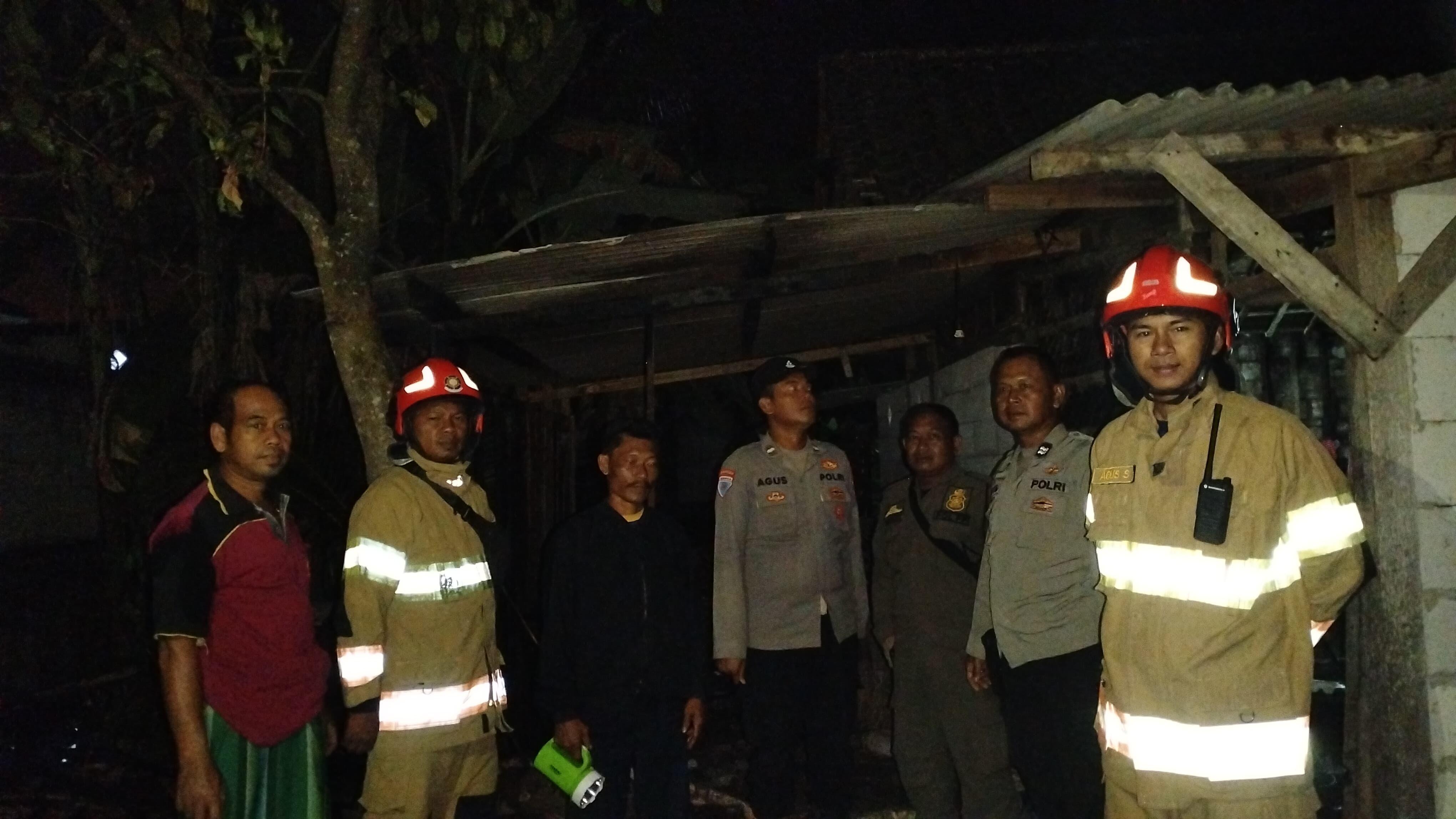 Damkarmat Bojonegoro Berhasil Cegah Perambatan Kebakaran Tumpukan Kayu di Kecamatan Temayang