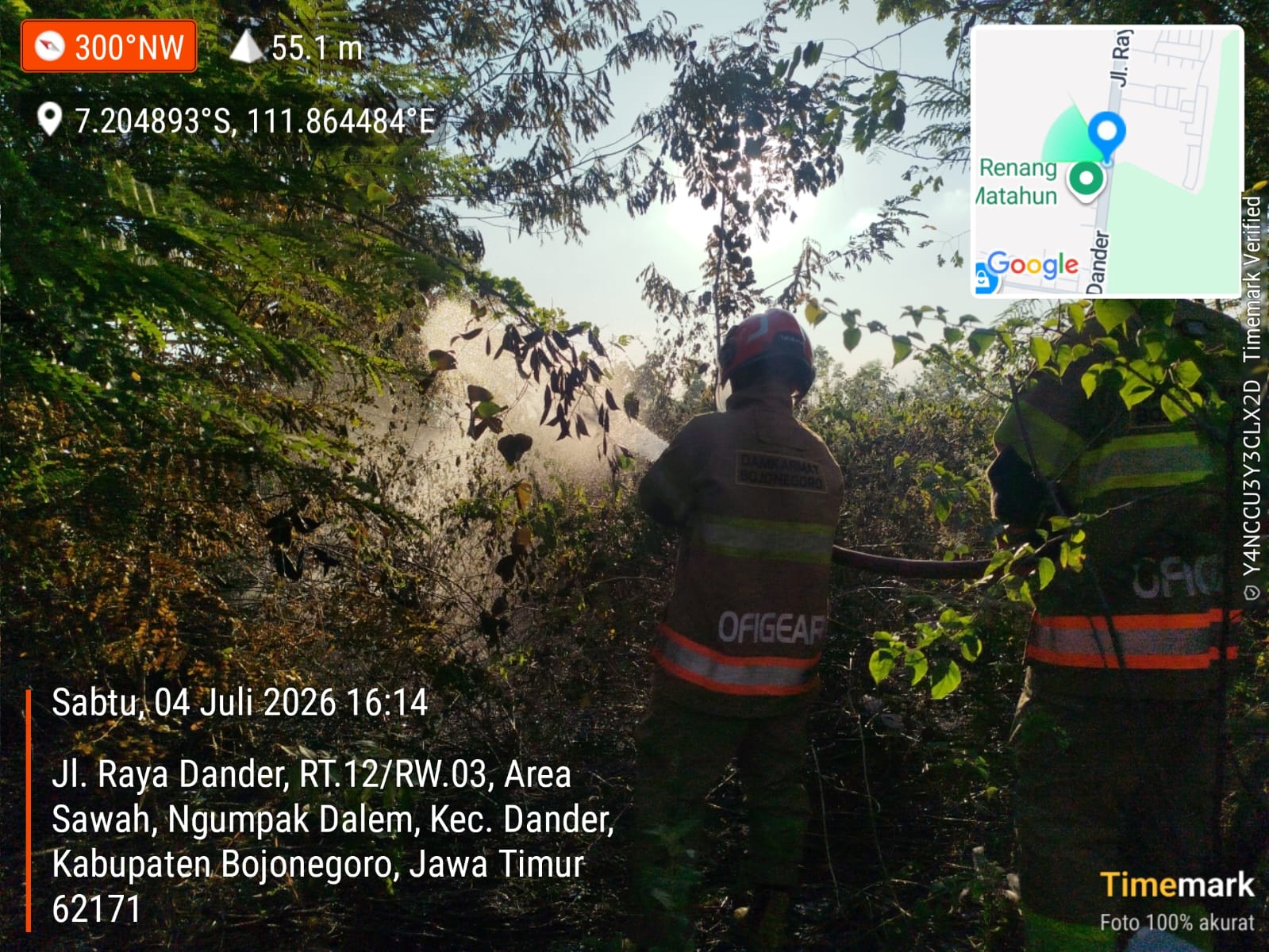 Damkarmat Bojonegoro Padamkan Kebakaran Semak di Lahan Kosong Kecamatan Dander